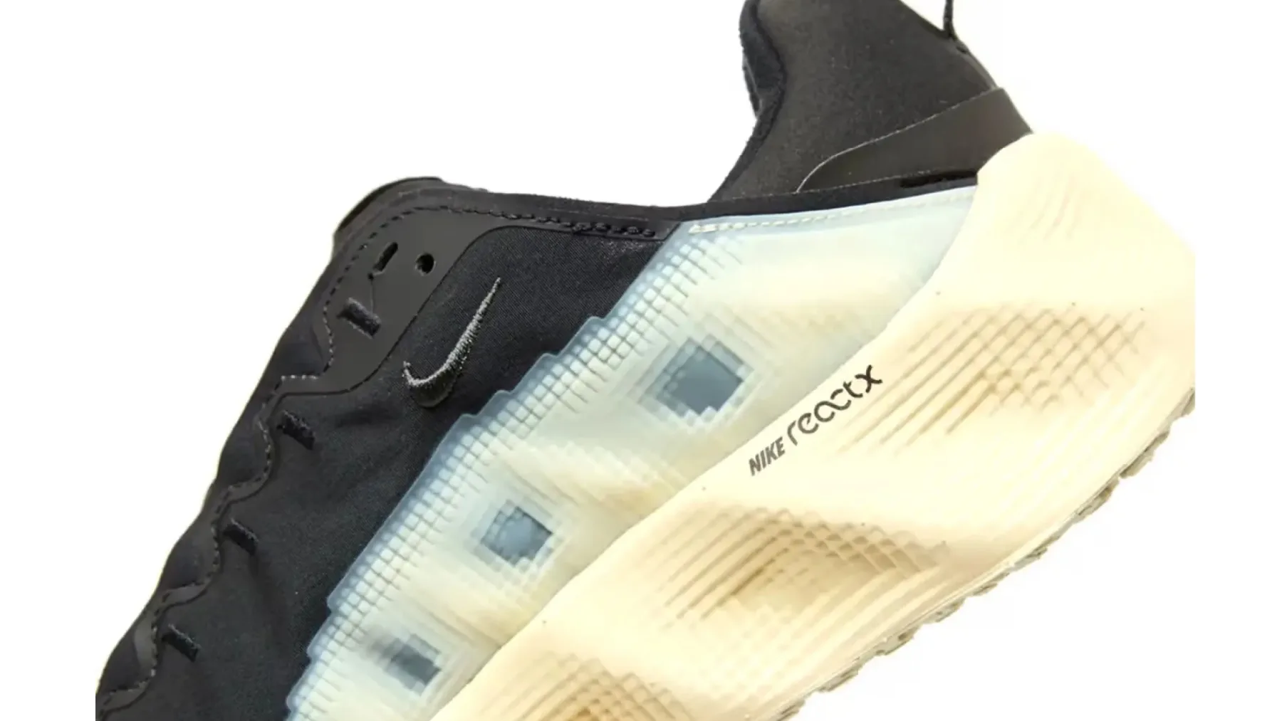 Nike Ava Rover: Superge prihodnosti, ki izgledajo kot digitalna umetnost