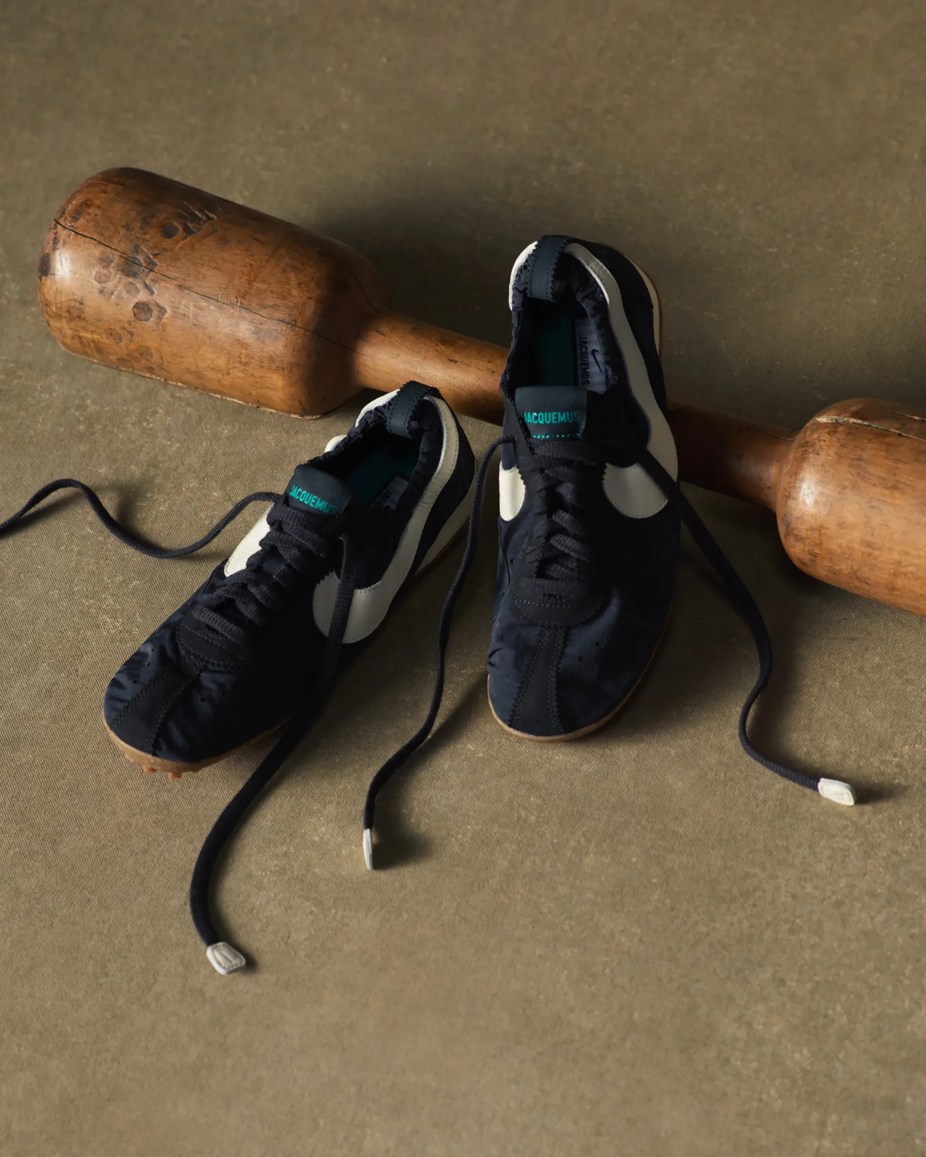 Nike in Jacquemus sta ustvarila superge, ki jih bomo želeli vsi: Moon Shoe so futuristična klasika z olimpijsko dušo