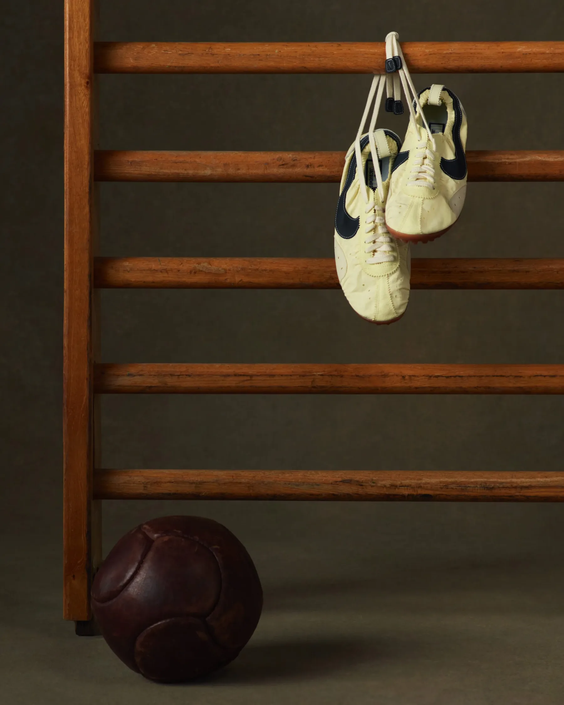 Nike in Jacquemus sta ustvarila superge, ki jih bomo želeli vsi: Moon Shoe so futuristična klasika z olimpijsko dušo