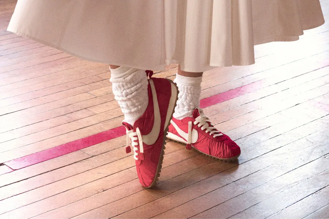 Nike in Jacquemus sta ustvarila superge, ki jih bomo želeli vsi: Moon Shoe so futuristična klasika z olimpijsko dušo