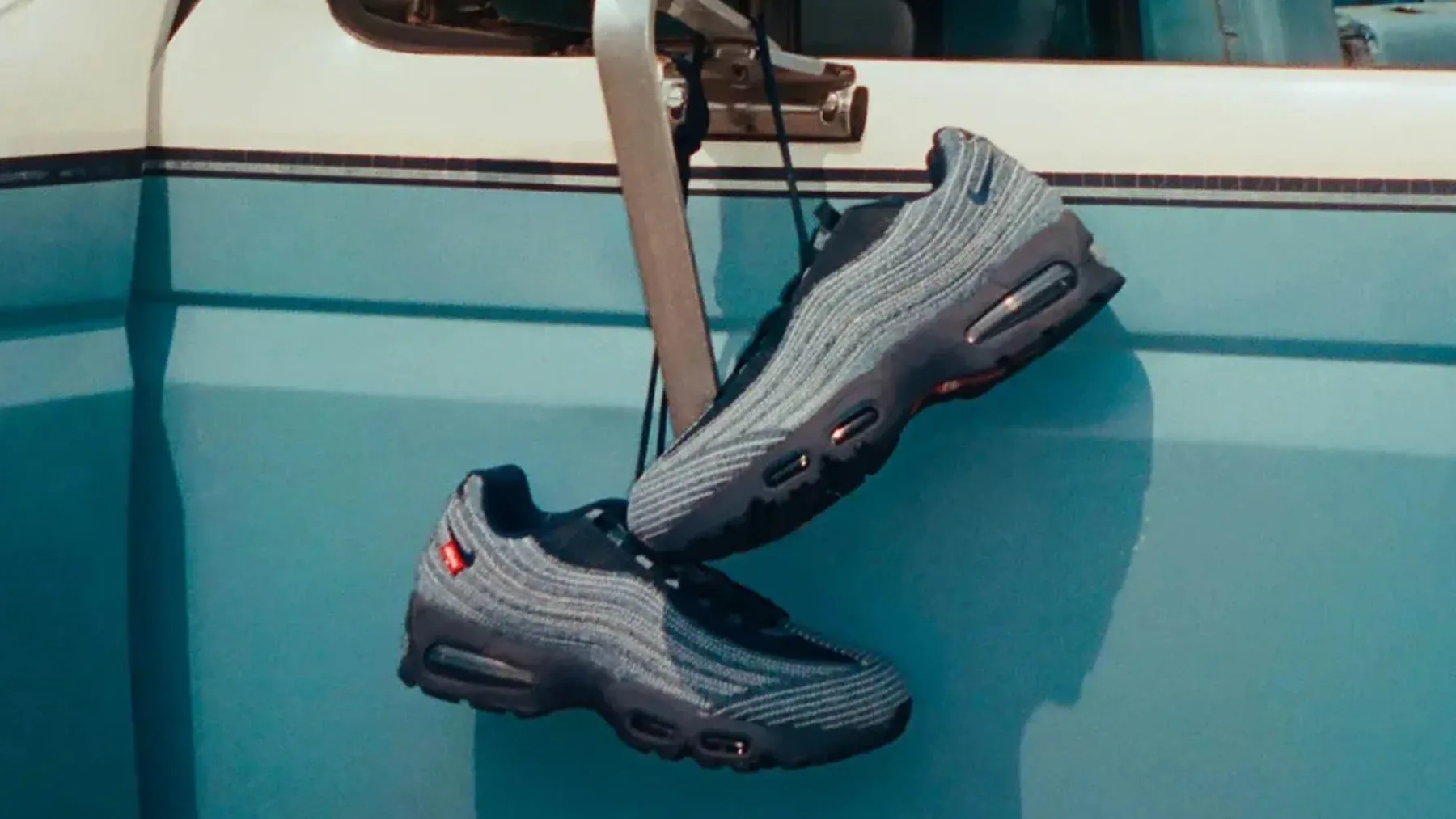 Nike in Levi’s: Kultne Air Max 95 superge so postale Nike x Levi’s Air Max 95
