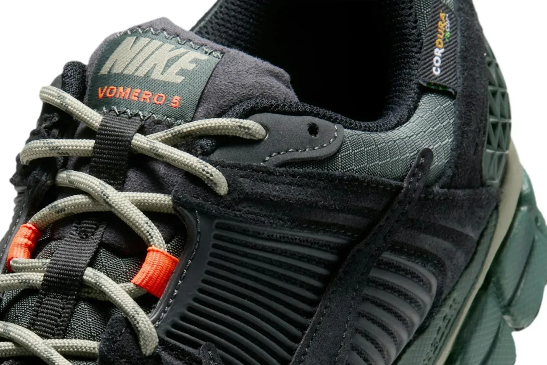 Nike Zoom Vomero 5 Cordura »Camo Green«: Mestna ikona je oblekla neprebojni jopič