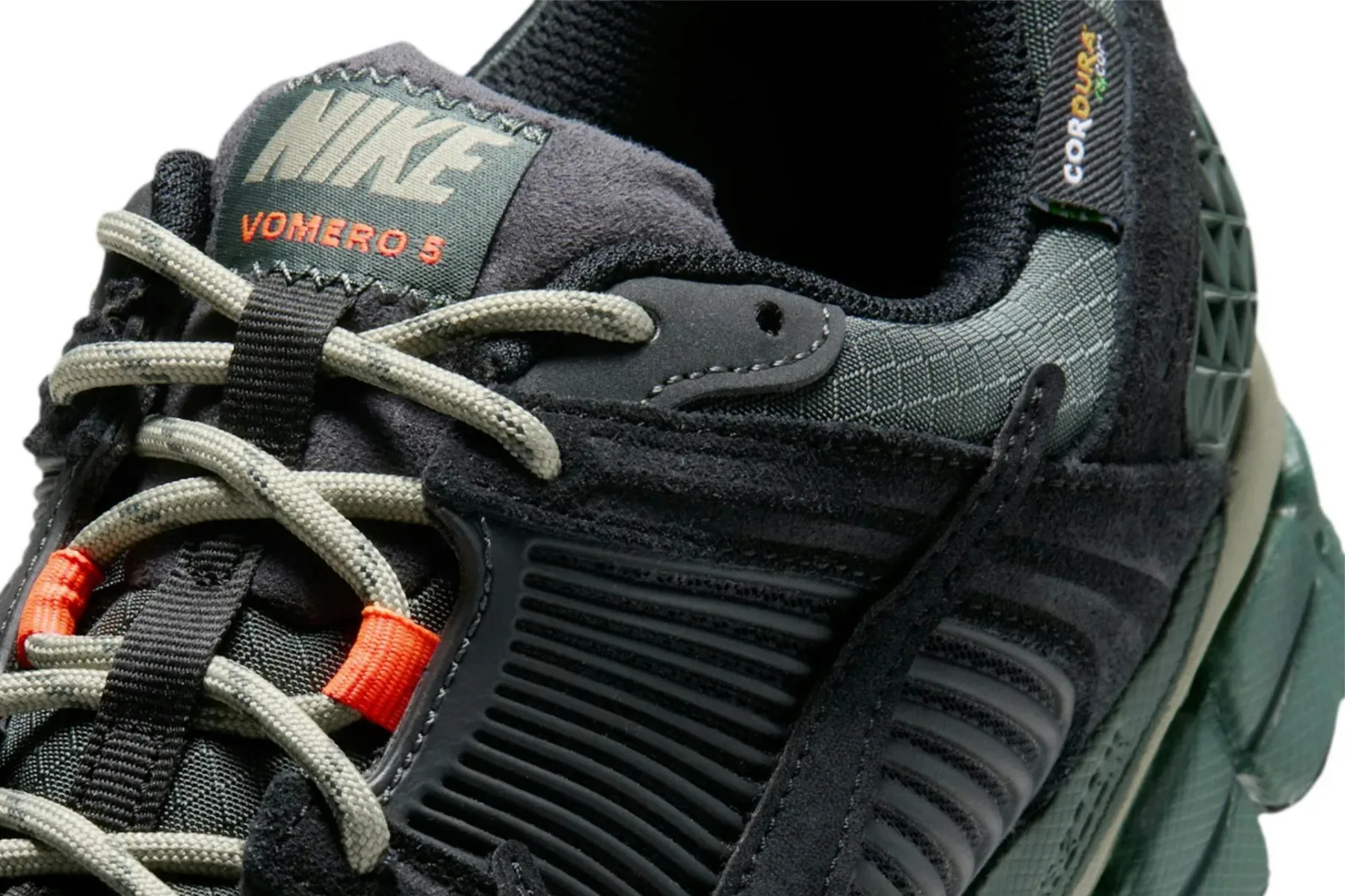 Nike Zoom Vomero 5 Cordura »Camo Green«: Mestna ikona je oblekla neprebojni jopič