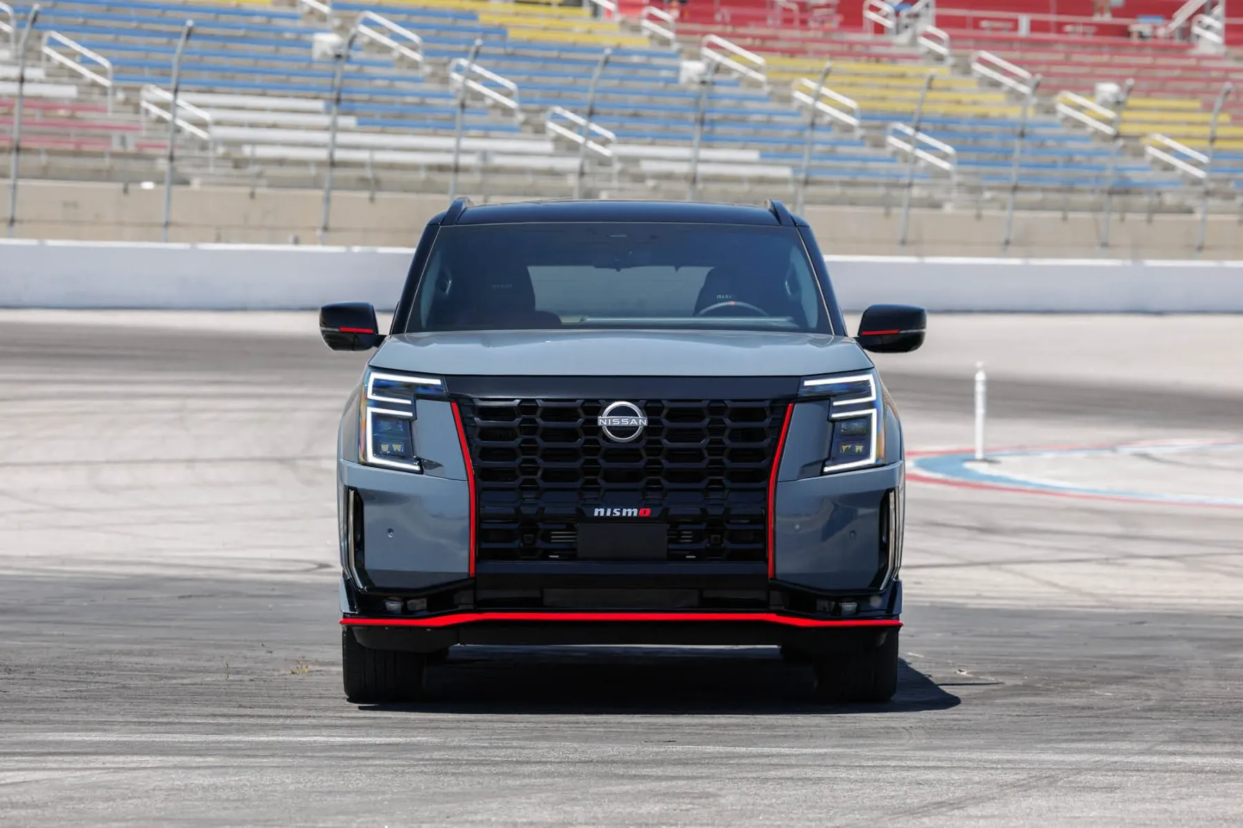 Nissan Armada NISMO 2026 – XXL adrenalinski paket, ki v prtljažniku skriva Nürburgring