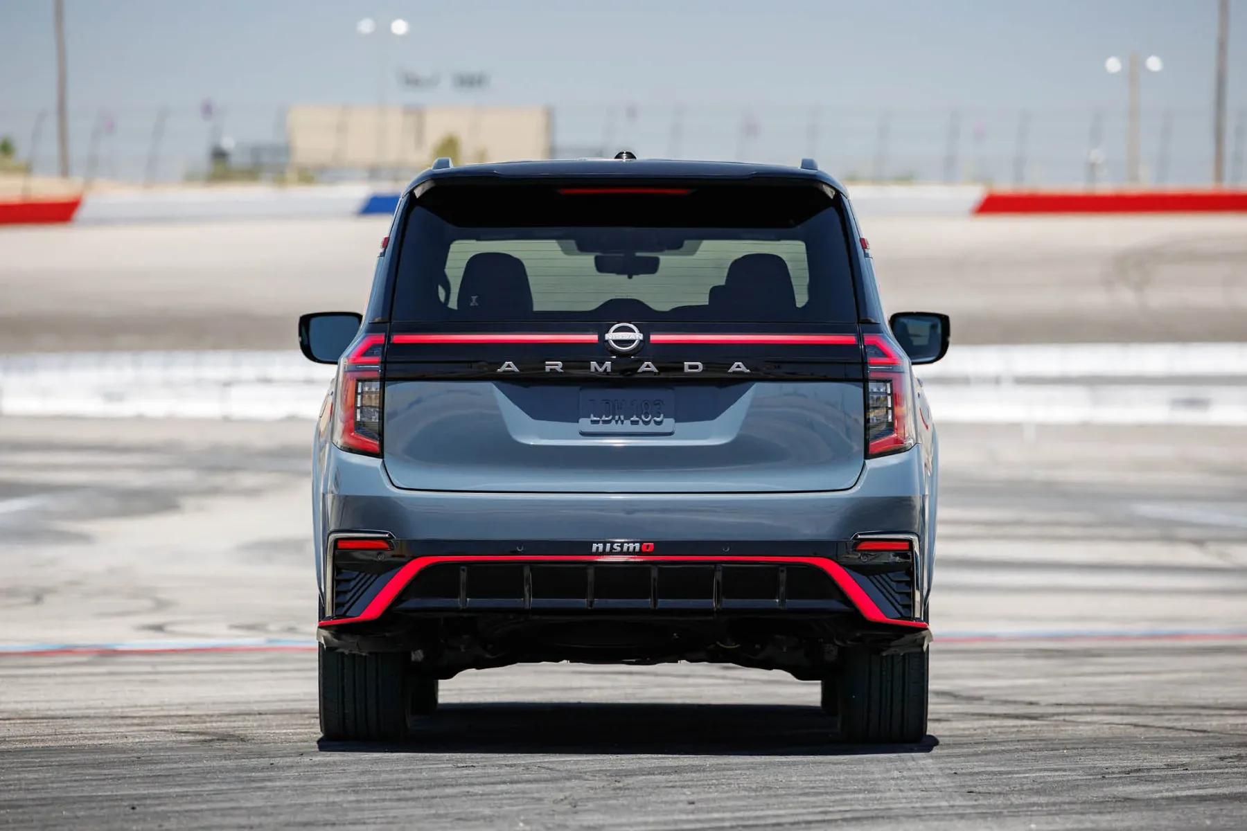 Nissan Armada NISMO 2026 – XXL adrenalinski paket, ki v prtljažniku skriva Nürburgring