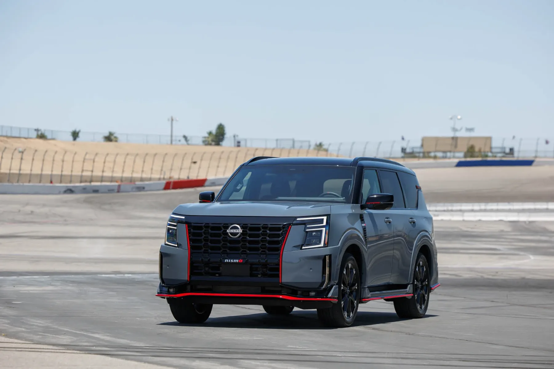 Nissan Armada NISMO 2026 – XXL adrenalinski paket, ki v prtljažniku skriva Nürburgring