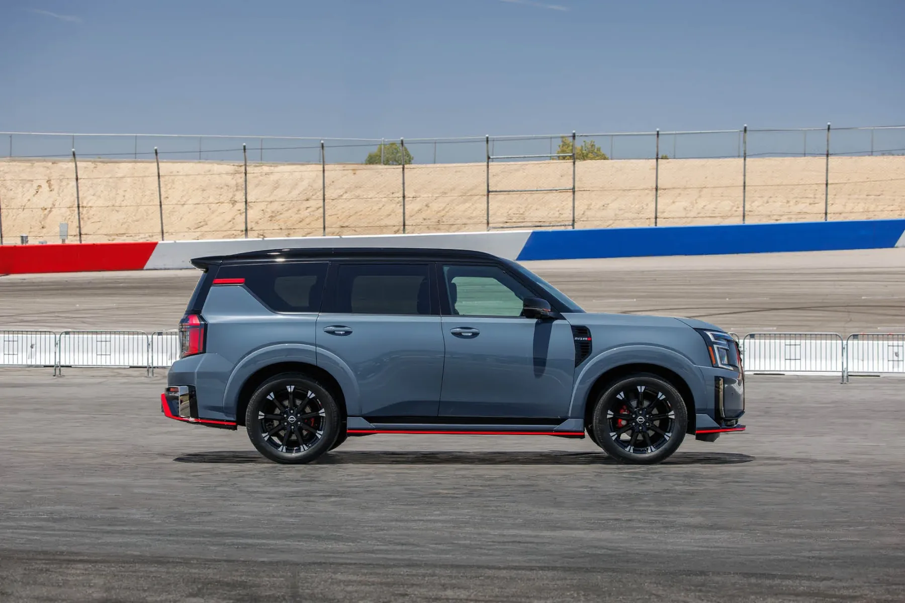 Nissan Armada NISMO 2026 – XXL adrenalinski paket, ki v prtljažniku skriva Nürburgring
