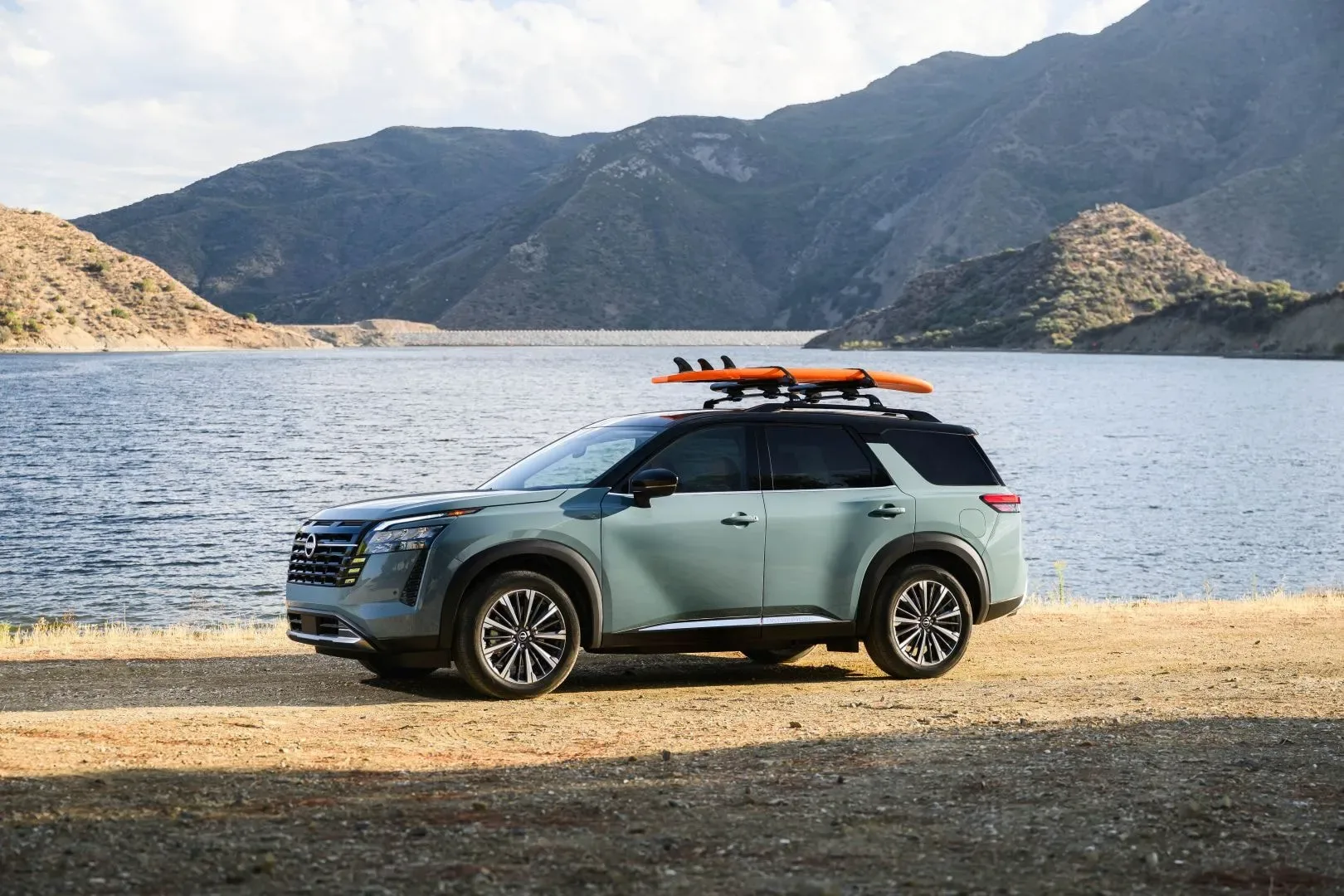 Nissan Pathfinder 2026: ameriški SUV, ki vsako leto postane malo pametnejši, malo drznejši in—priznajmo—malo bolj samozavesten
