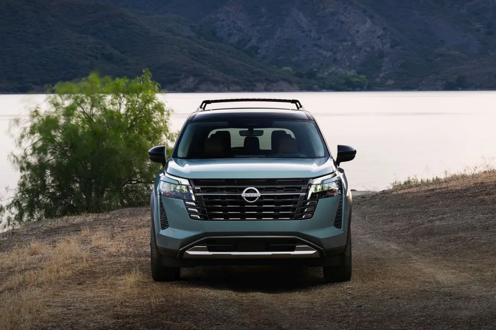 Nissan Pathfinder 2026: ameriški SUV, ki vsako leto postane malo pametnejši, malo drznejši in—priznajmo—malo bolj samozavesten