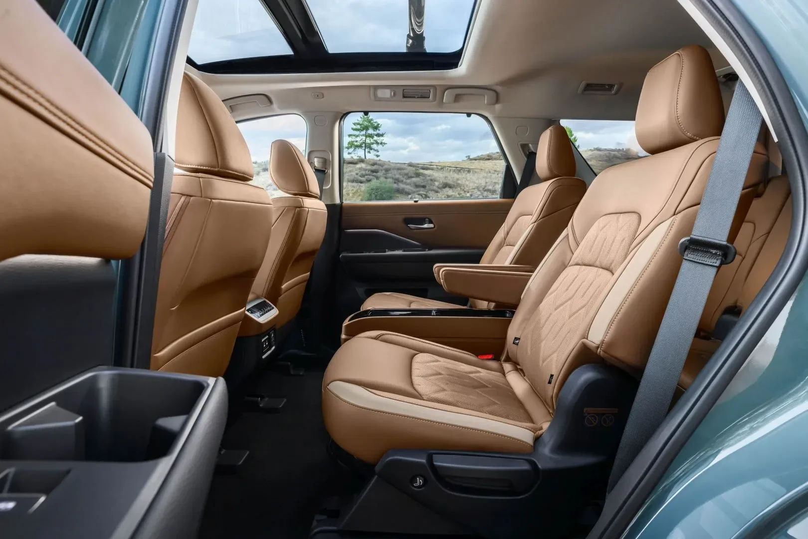 Nissan Pathfinder 2026: ameriški SUV, ki vsako leto postane malo pametnejši, malo drznejši in—priznajmo—malo bolj samozavesten