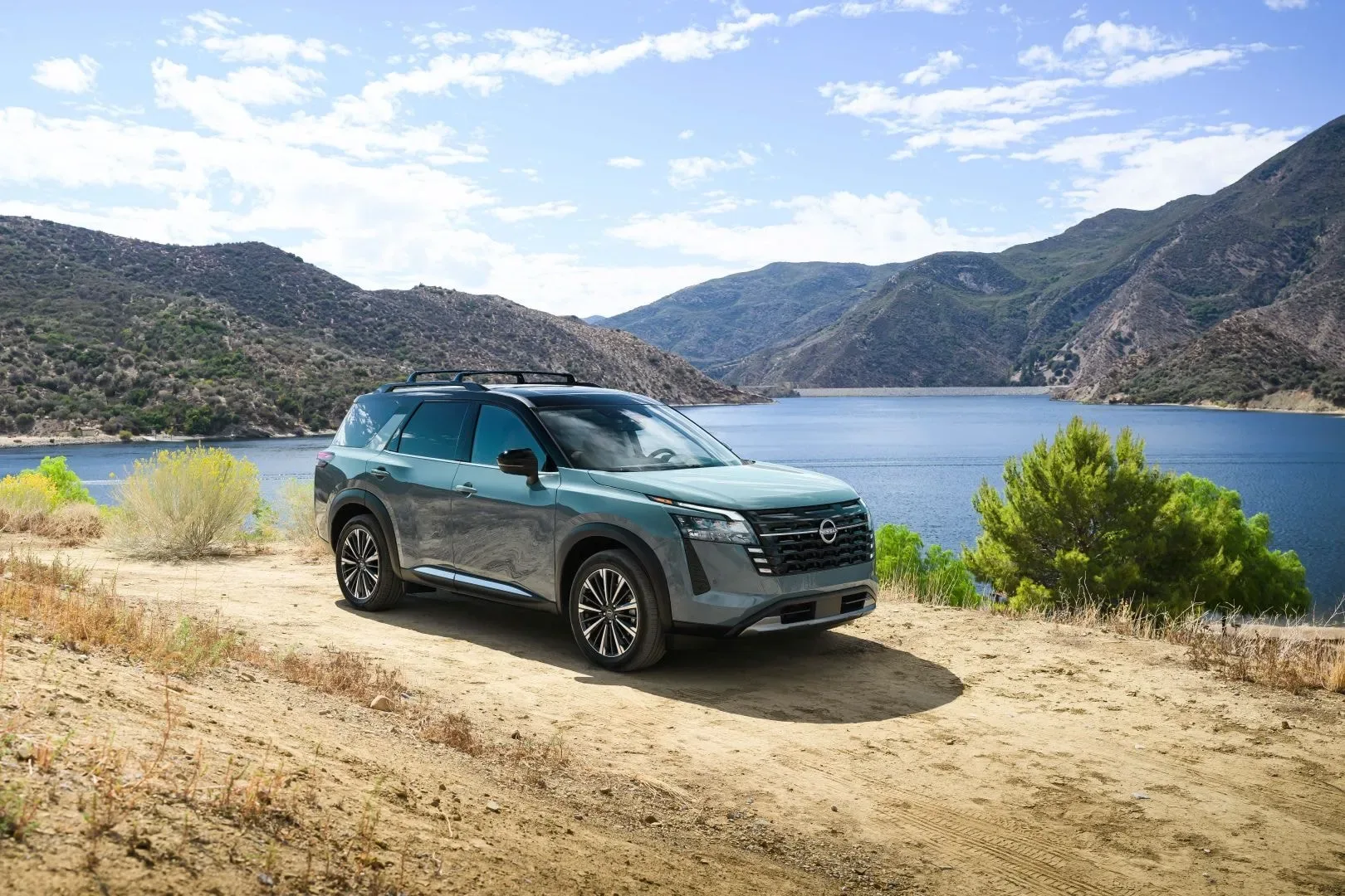 Nissan Pathfinder 2026: ameriški SUV, ki vsako leto postane malo pametnejši, malo drznejši in—priznajmo—malo bolj samozavesten