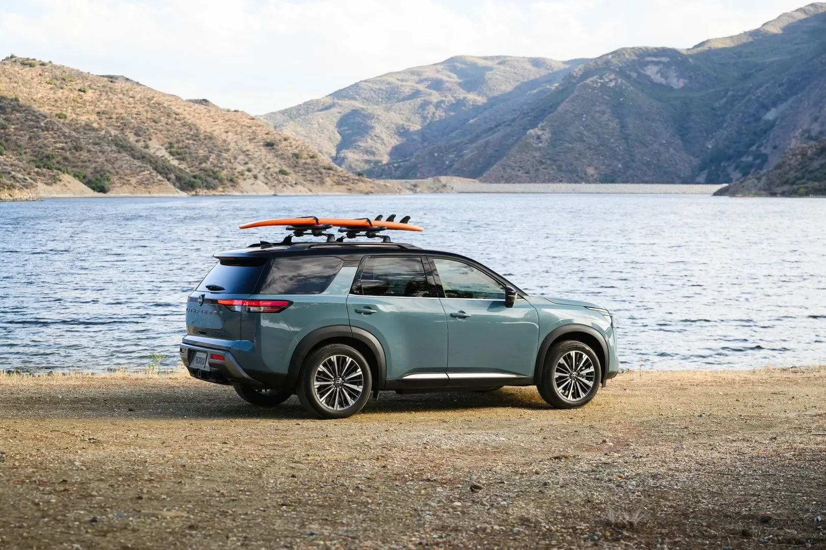 Nissan Pathfinder 2026: ameriški SUV, ki vsako leto postane malo pametnejši, malo drznejši in—priznajmo—malo bolj samozavesten