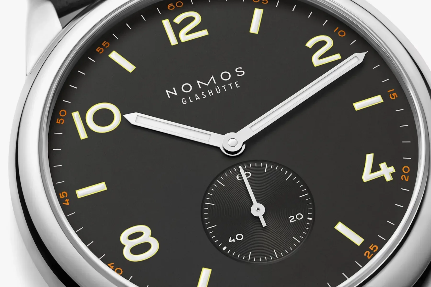 Nomos Club 38: Nemški minimalistični upornik je končno odrasel v idealno mero