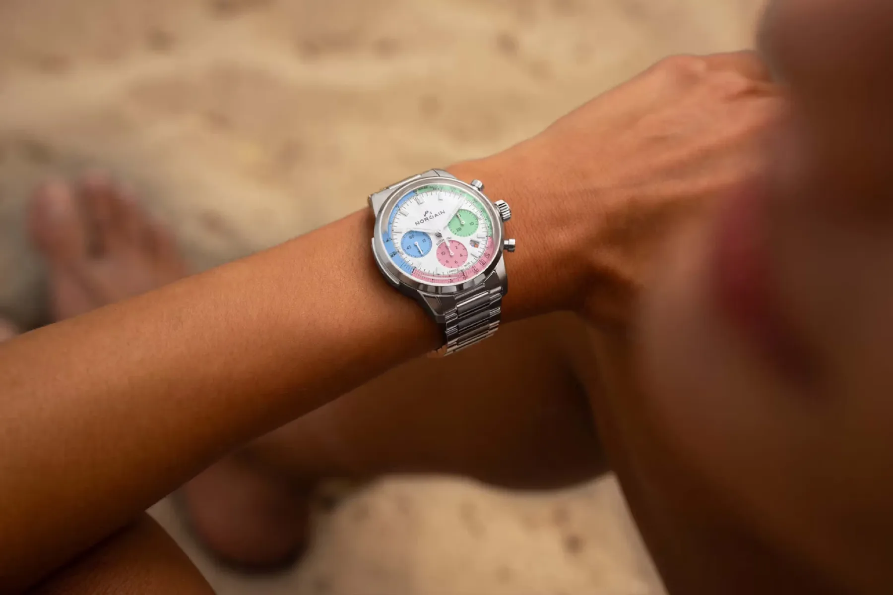NORQAIN Freedom 60 Chrono “Enjoy Life”: Ko se švicarska ura sreča z gelatom