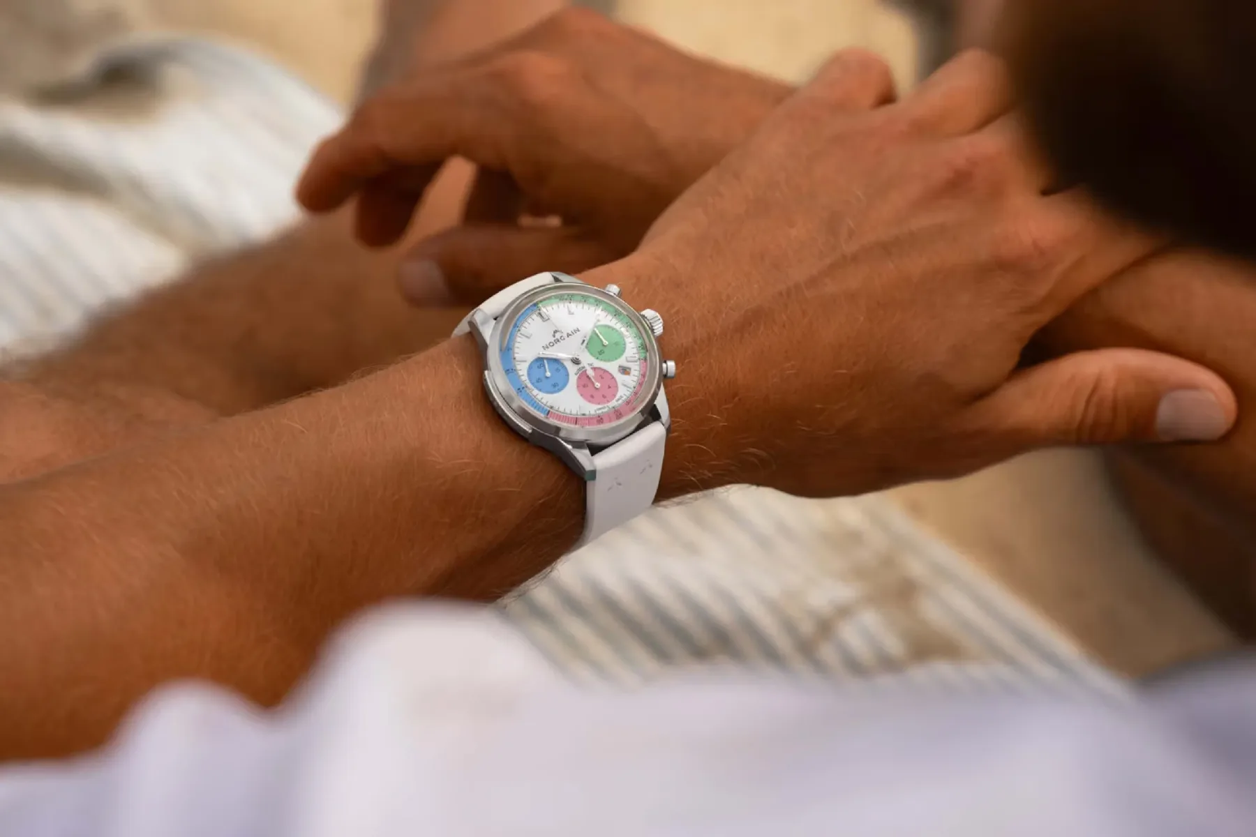 NORQAIN Freedom 60 Chrono “Enjoy Life”: Ko se švicarska ura sreča z gelatom