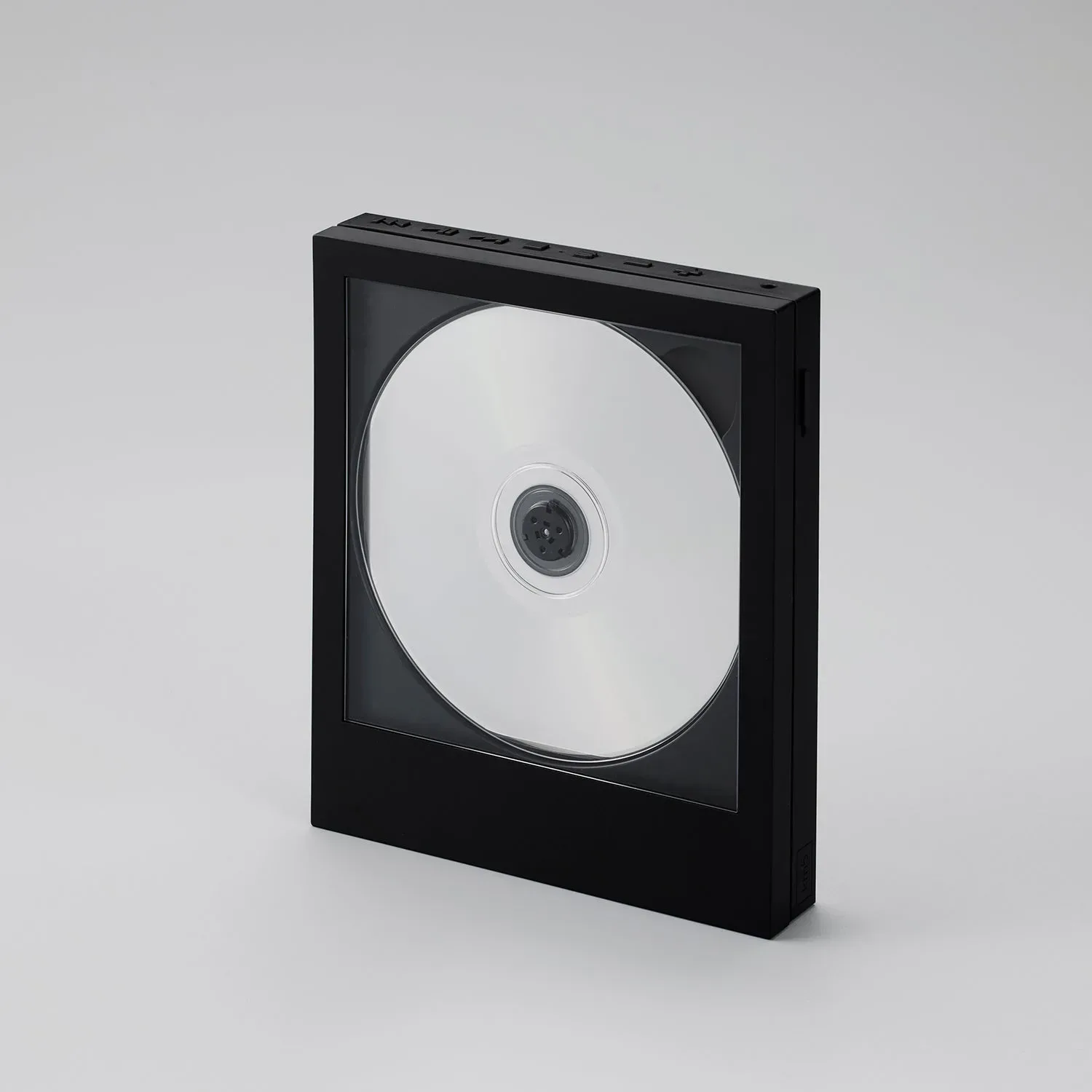 Nostalgija v moderni preobleki – KM5 Instant Disk Audio CP1: CD predvajalnik, ki bo navdušil zbiratelje albuma