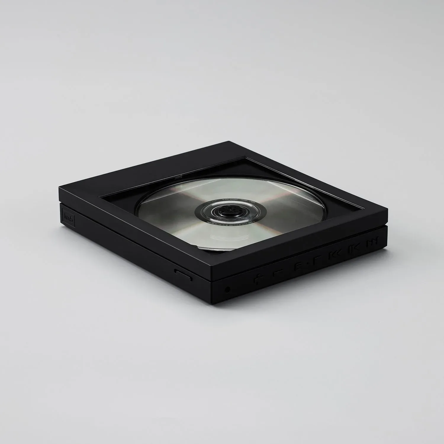 Nostalgija v moderni preobleki – KM5 Instant Disk Audio CP1: CD predvajalnik, ki bo navdušil zbiratelje albuma