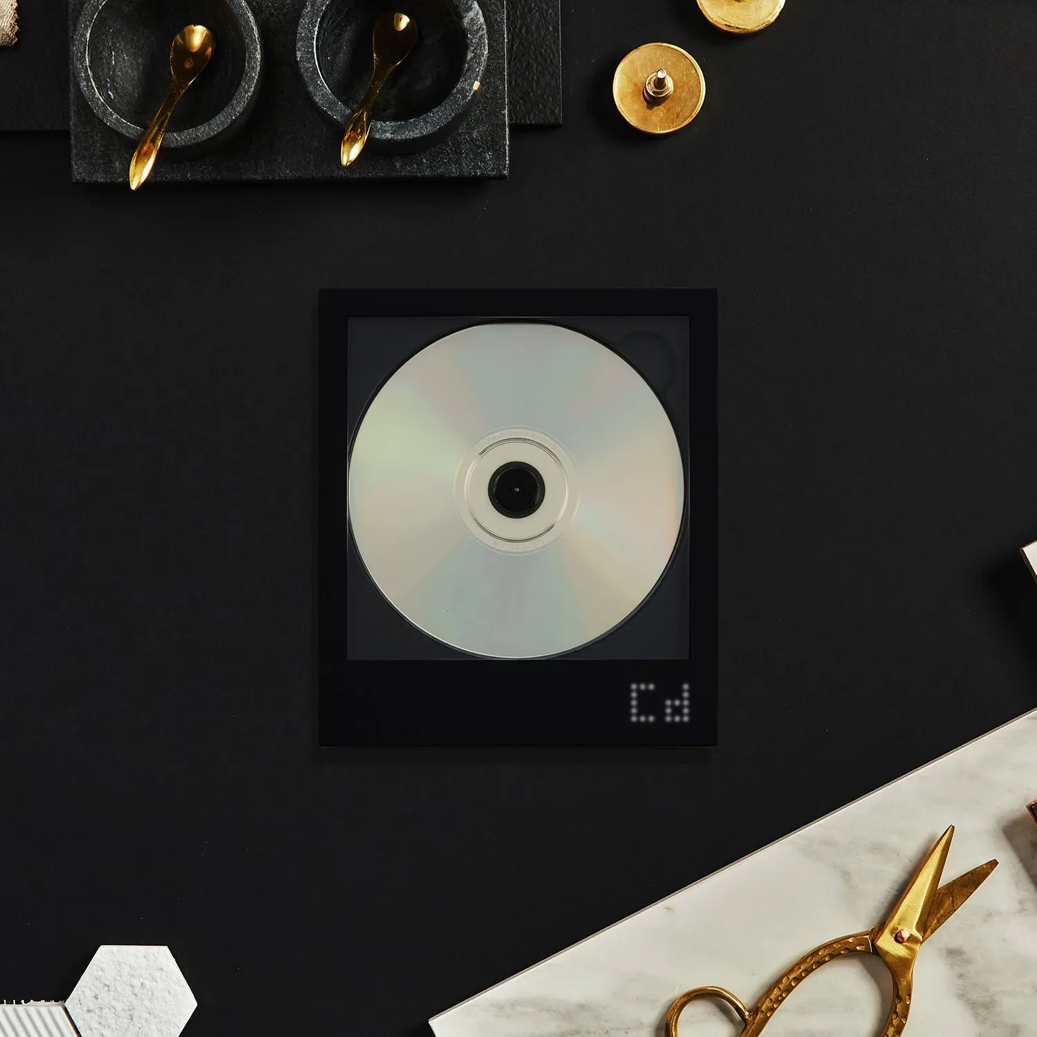 Nostalgija v moderni preobleki – KM5 Instant Disk Audio CP1: CD predvajalnik, ki bo navdušil zbiratelje albuma