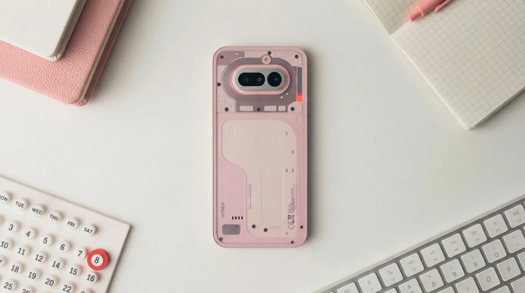 Nothing Phone (4a) v rožnati barvi: Ko se tehnološki minimalizem sreča z barvno provokacijo
