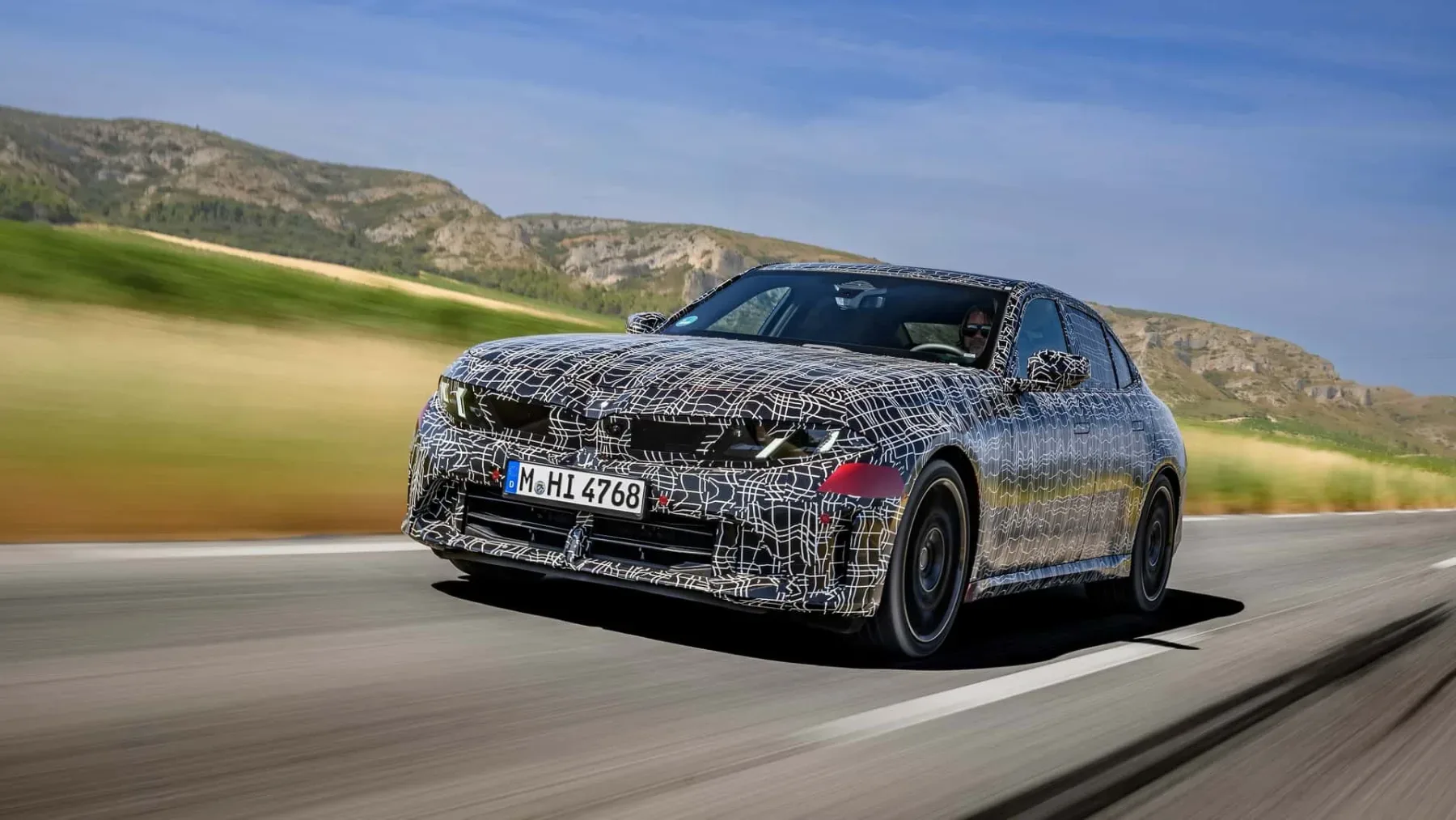 BMW z novim M350 xDrive dokazuje, da je užitek v vožnji še kako živ