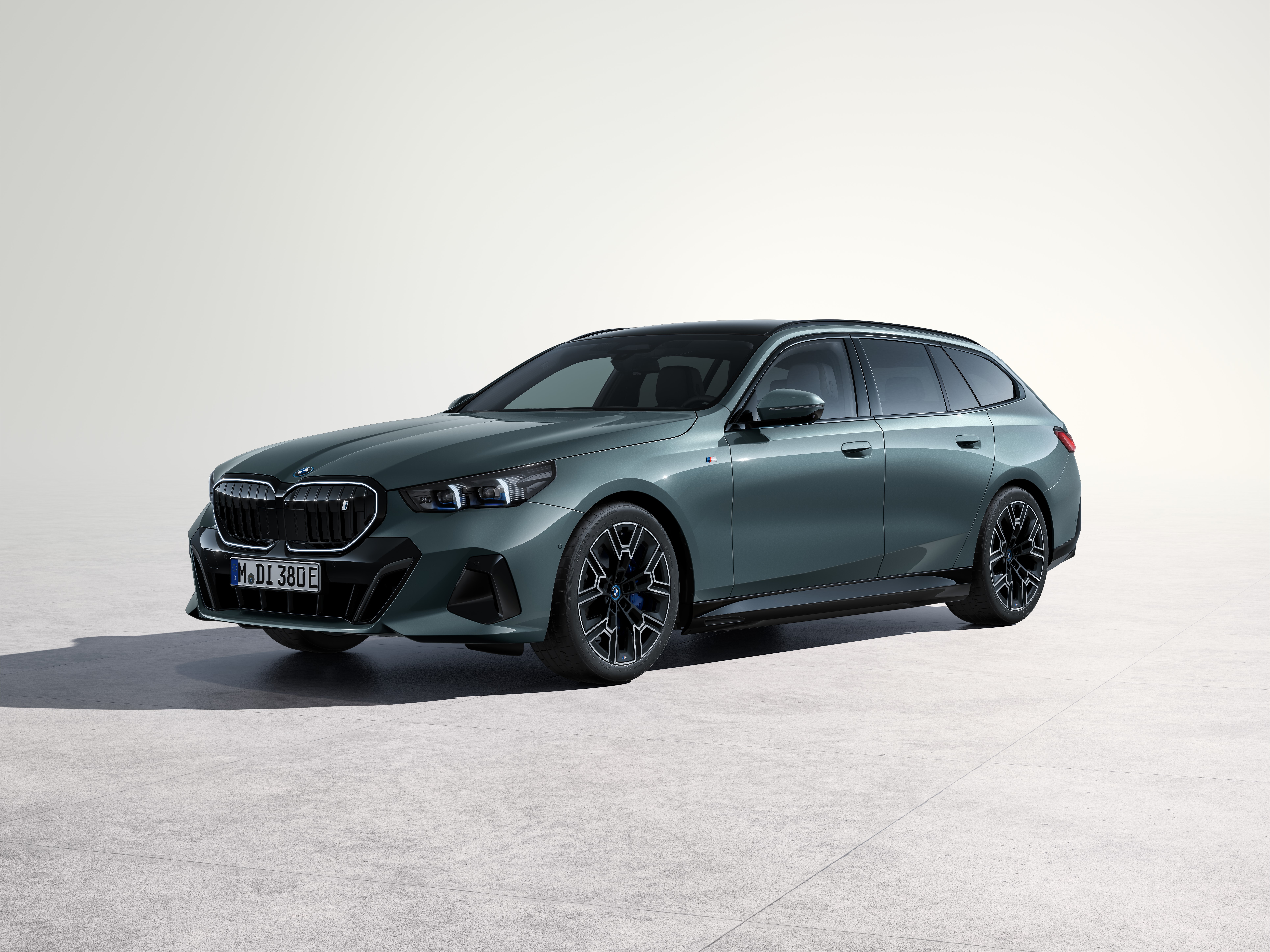 Nova BMW Serija 5 Touring 2024: ta električni karavan ima 601 konjev