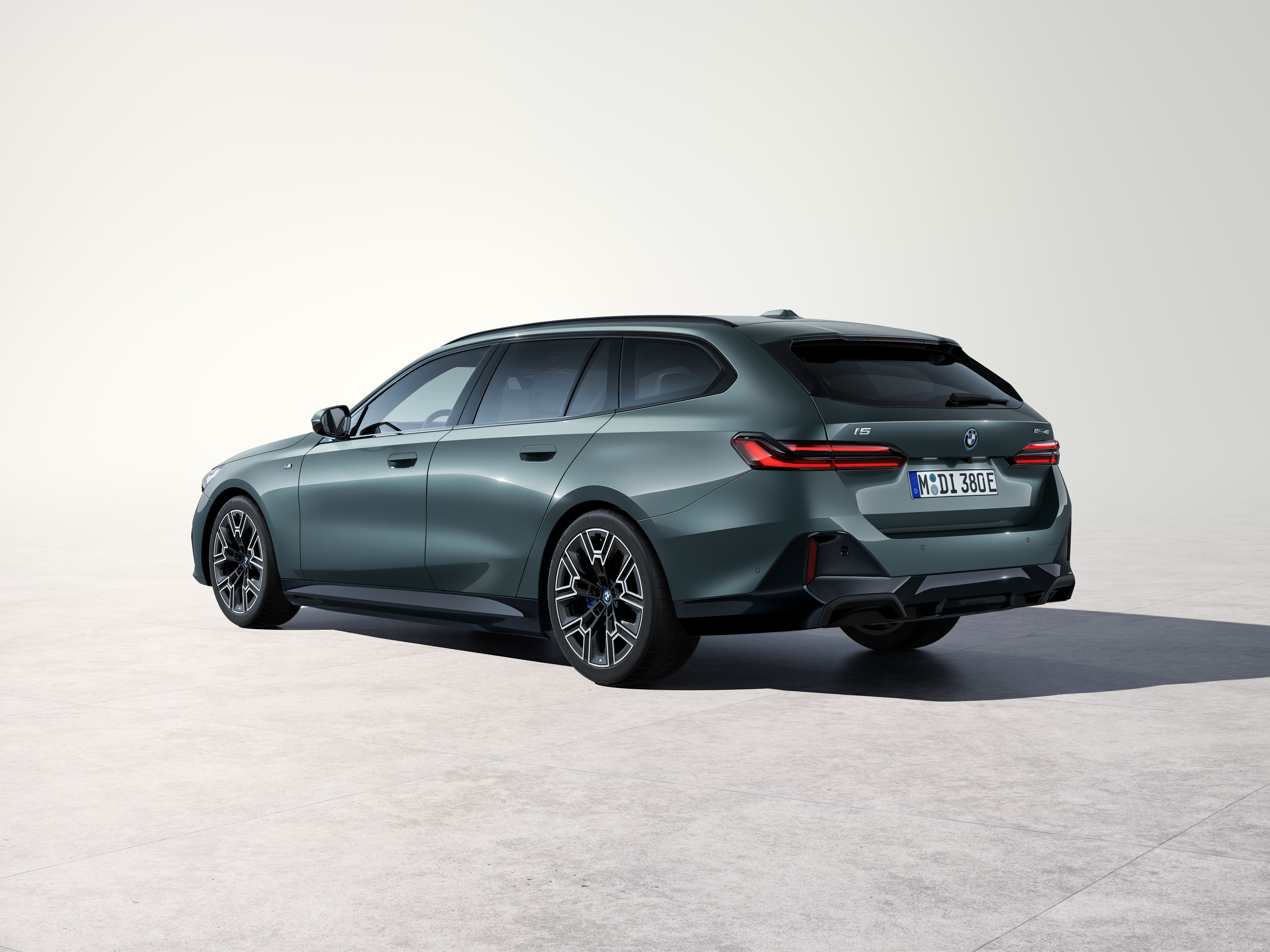 Nova BMW Serija 5 Touring 2024: ta električni karavan ima 601 konjev