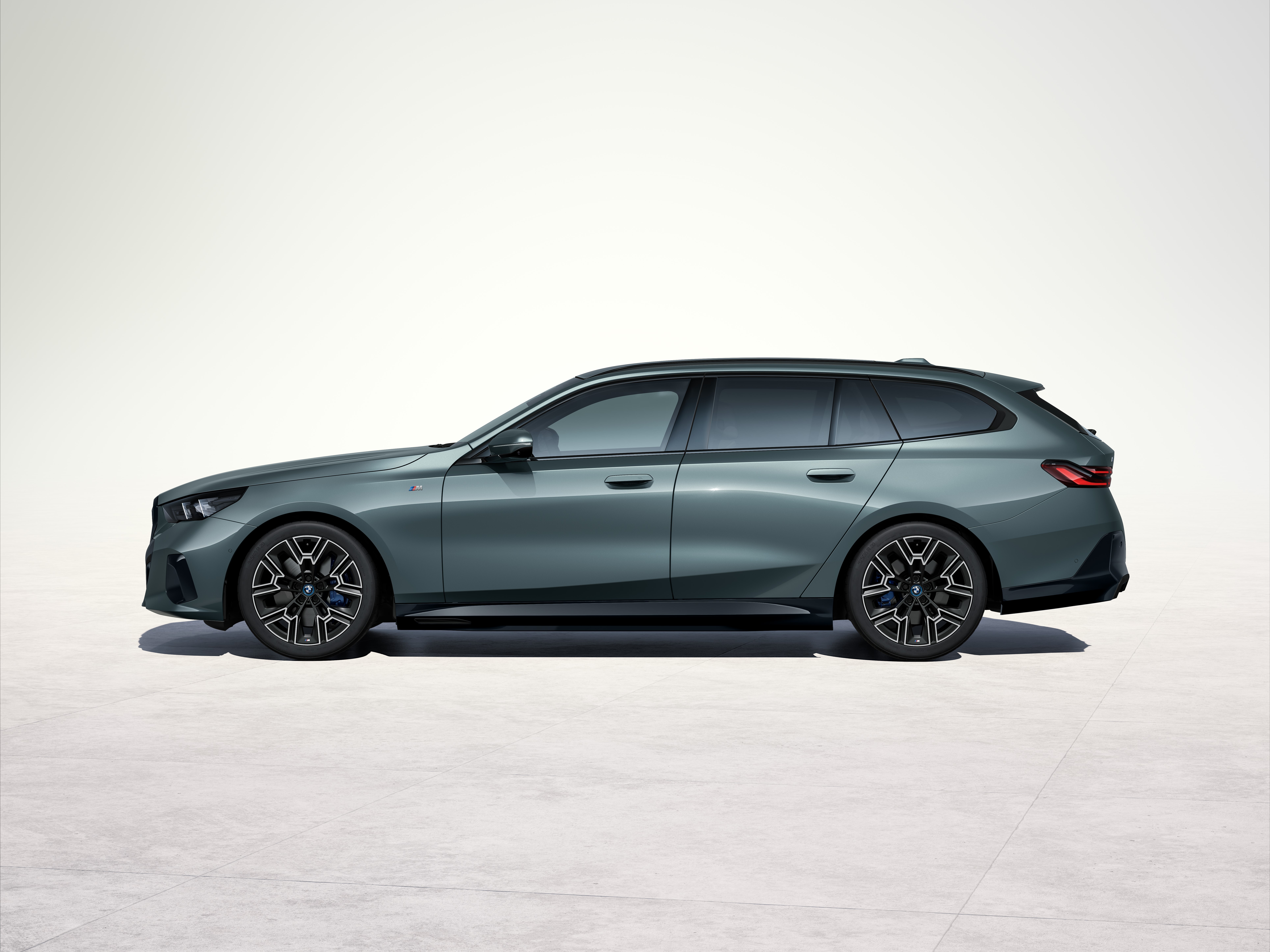 Nova BMW Serija 5 Touring 2024: ta električni karavan ima 601 konjev