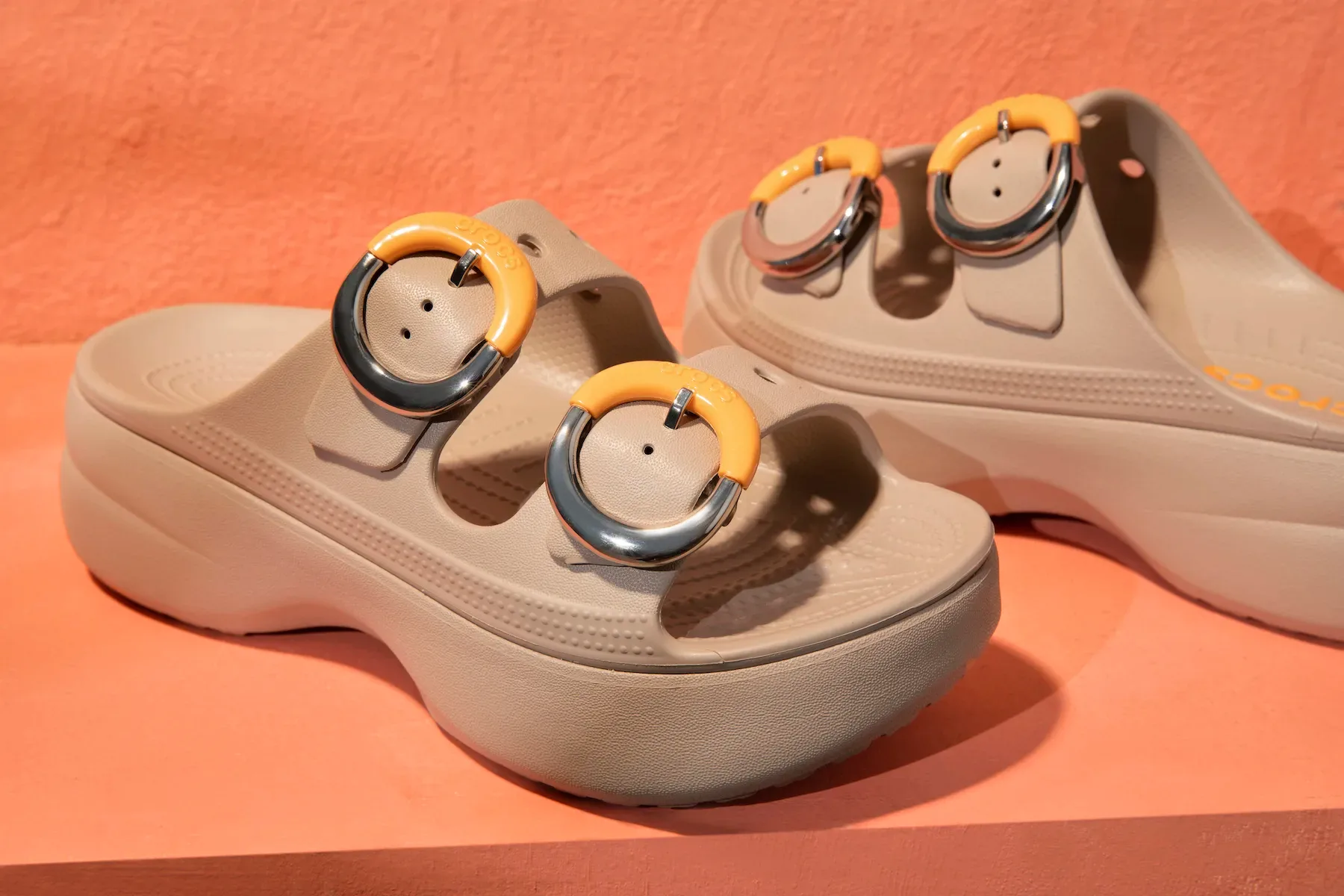 Nova Crocs kolekcija za poletje 2026: japonke, platforme in sandali za dneve brez načrta