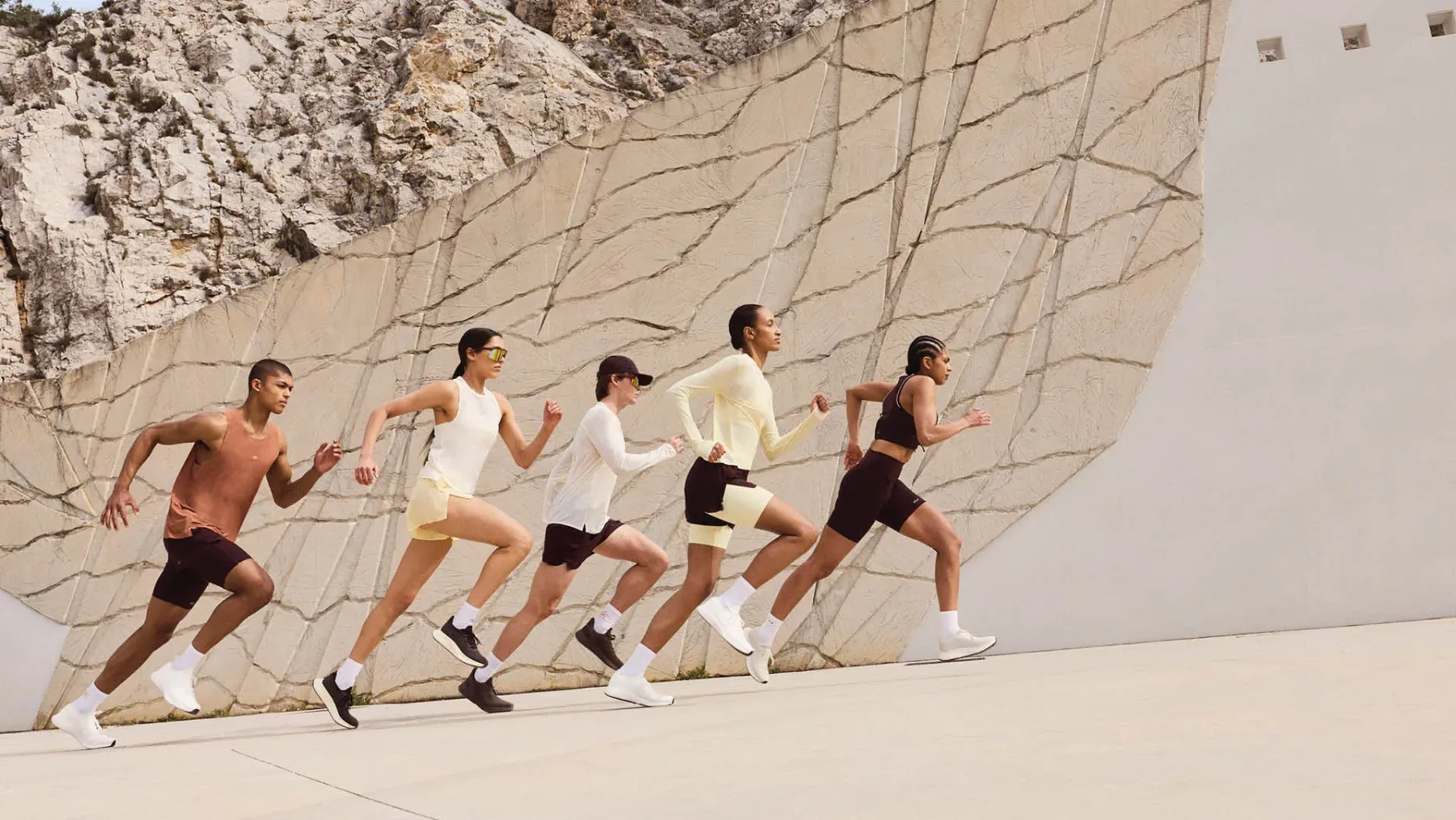 Nova H&M kolekcija za poletje 2026: sodobni wellness ni več samo “10.000 korakov”, ampak tudi dobra družba in zajtrk po teku