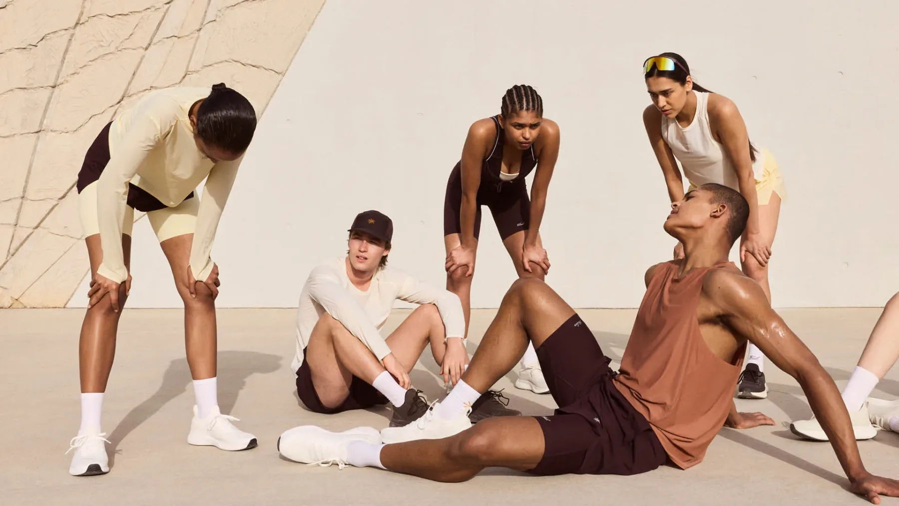 Nova H&M kolekcija za poletje 2026: sodobni wellness ni več samo “10.000 korakov”, ampak tudi dobra družba in zajtrk po teku
