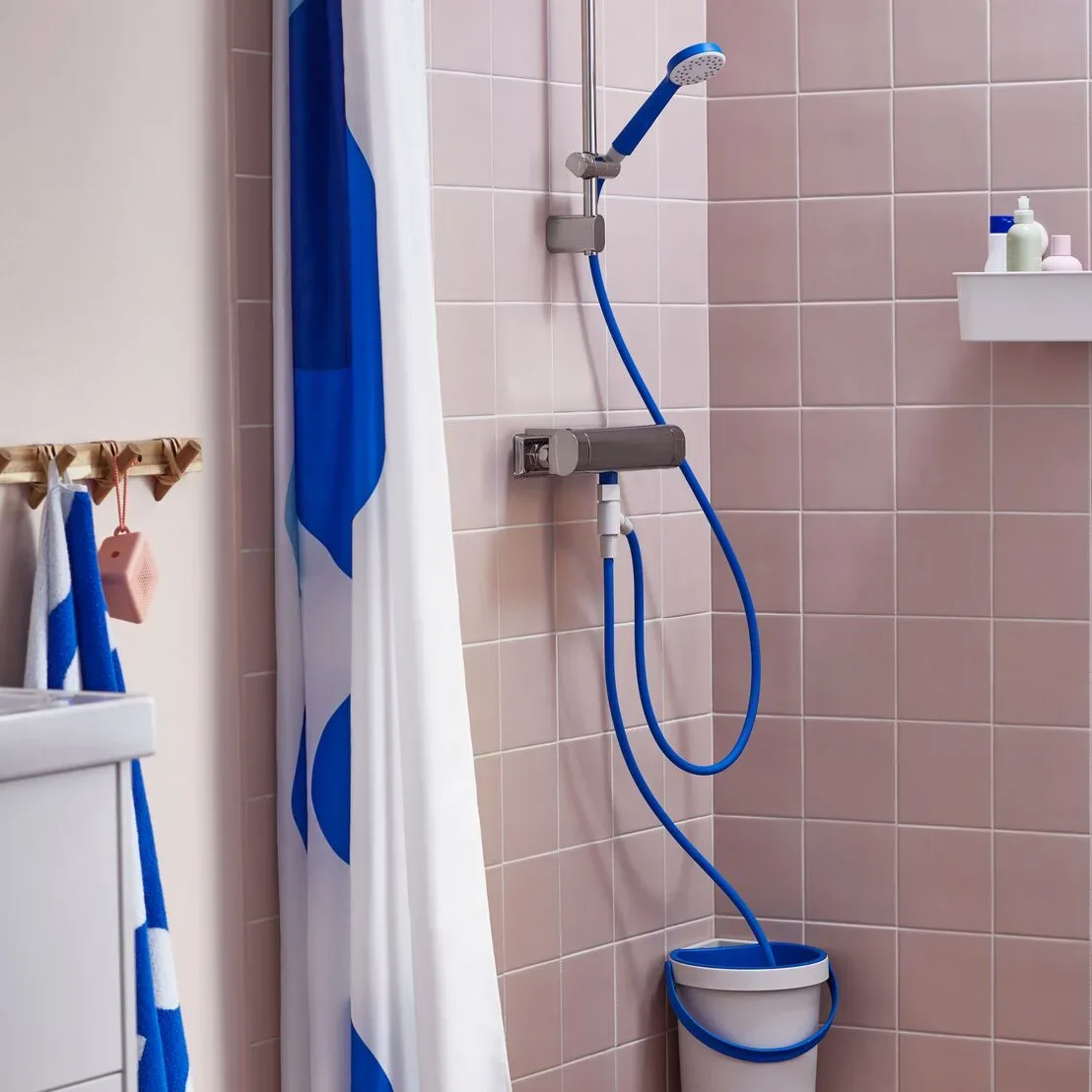 Nova kolekcija IKEA BERGVATTNET za pametno kopalnico, s katero privarčujete z vsakim tuširanjem