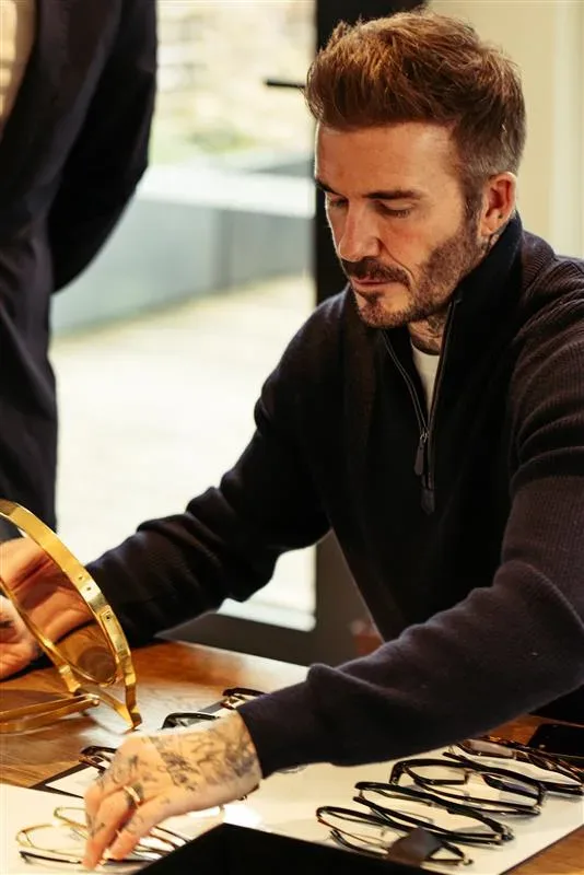 Nova kolekcija očal David Beckham jesen-zima 2025 je modna manifestacija brez kompromisov
