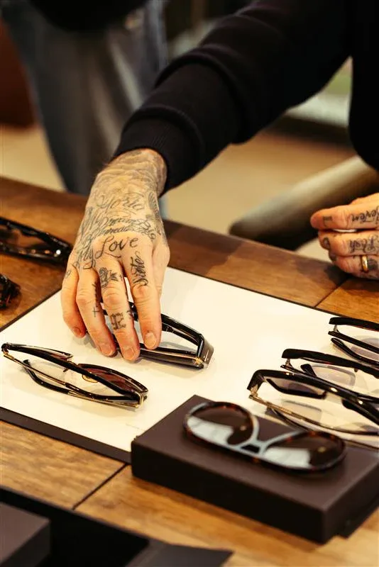 Nova kolekcija očal David Beckham jesen-zima 2025 je modna manifestacija brez kompromisov