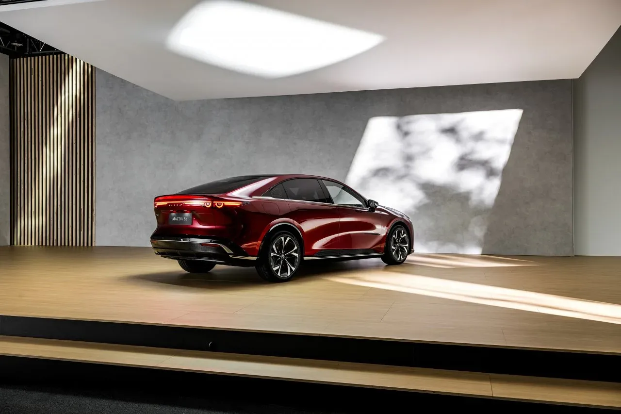 Nova Mazda 6e: električna limuzina, ki se postavlja po robu Tesli Model 3