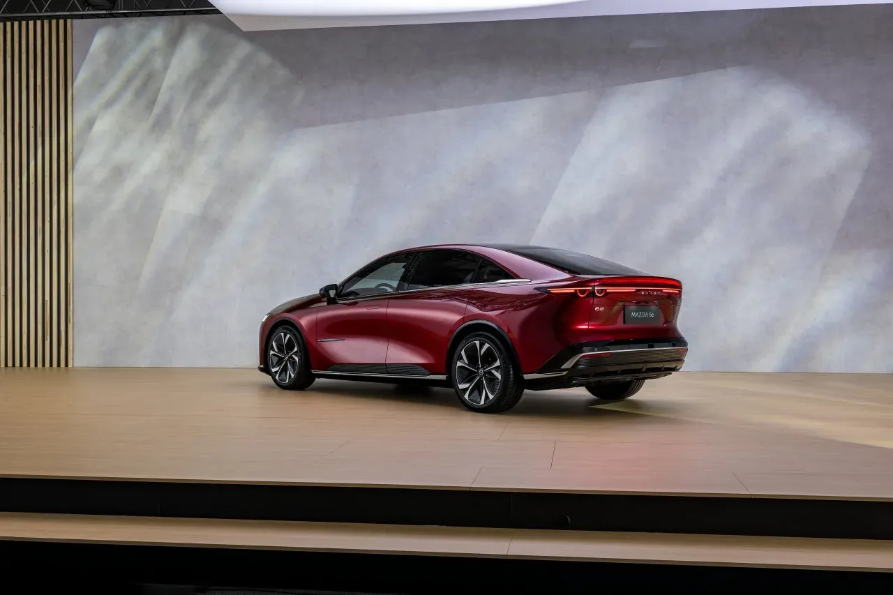 Nova Mazda 6e: električna limuzina, ki se postavlja po robu Tesli Model 3