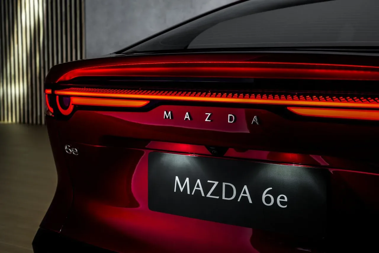 Nova Mazda 6e: električna limuzina, ki se postavlja po robu Tesli Model 3
