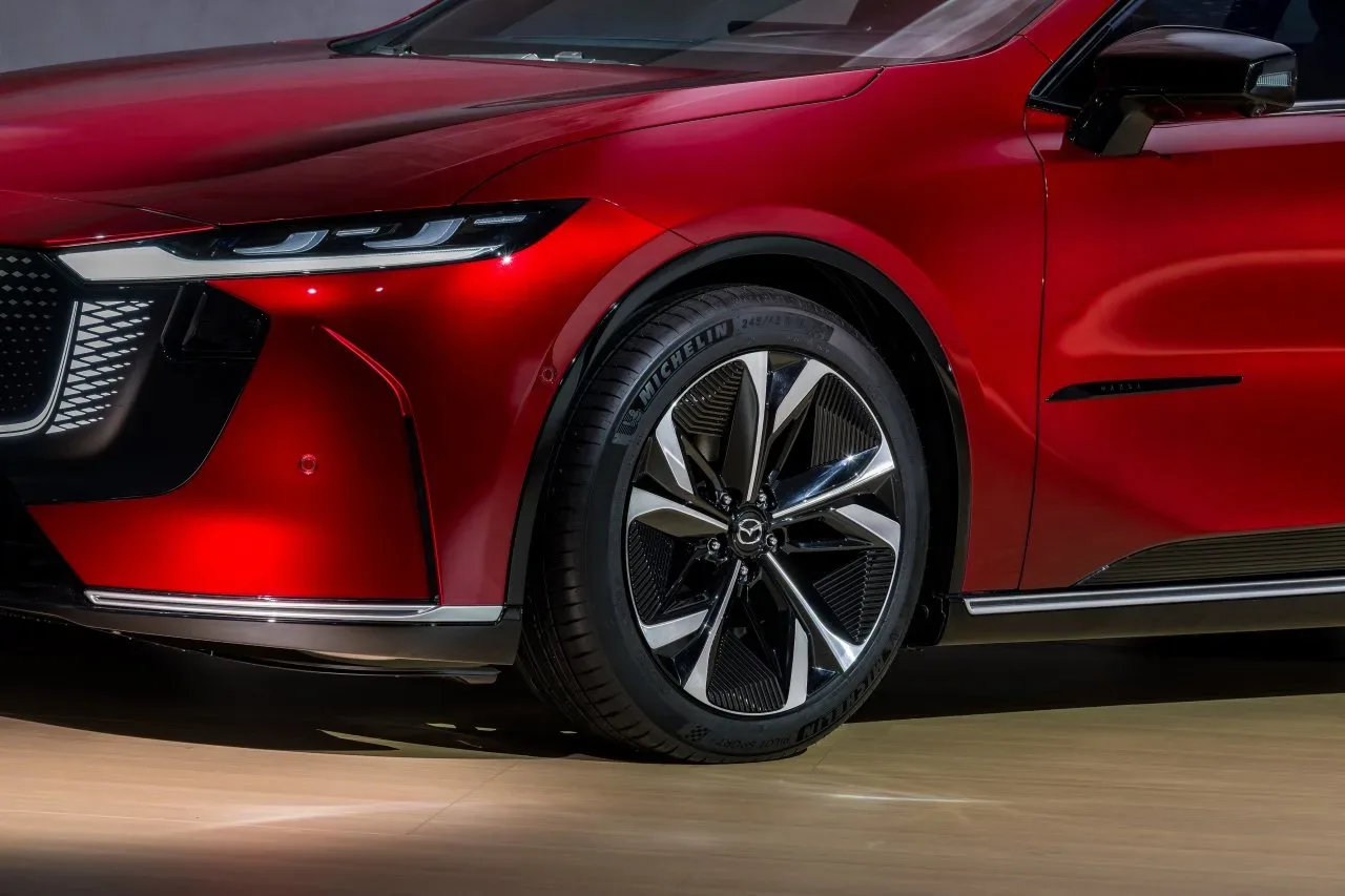 Nova Mazda 6e: električna limuzina, ki se postavlja po robu Tesli Model 3