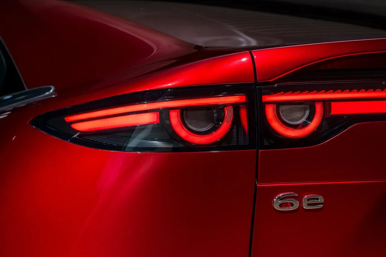 Nova Mazda 6e: električna limuzina, ki se postavlja po robu Tesli Model 3