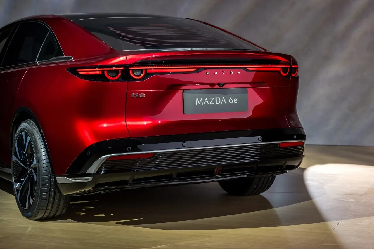 Nova Mazda 6e: električna limuzina, ki se postavlja po robu Tesli Model 3