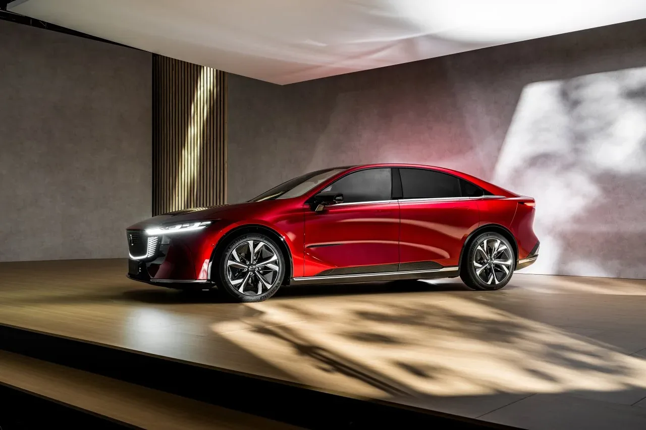 Nova Mazda 6e: električna limuzina, ki se postavlja po robu Tesli Model 3