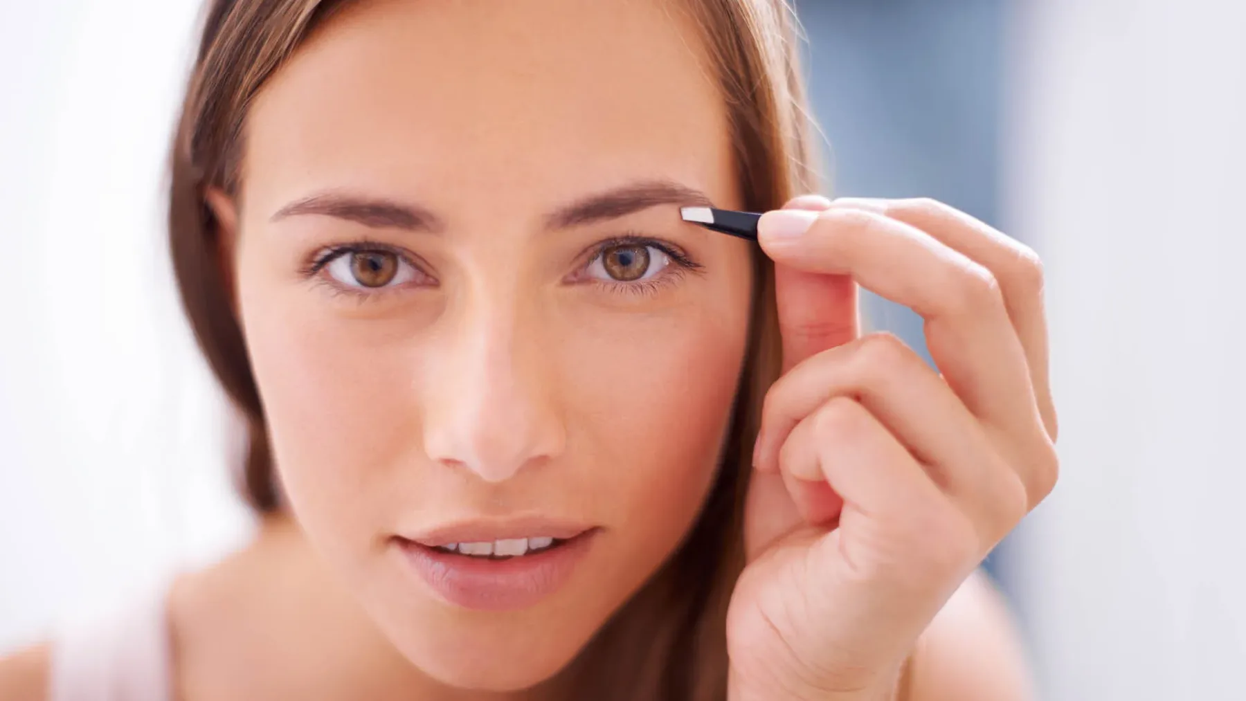 Nova moda obrvi 2026: pozabi na močne “fluffy brows” – vrača se trend iz 90-ih