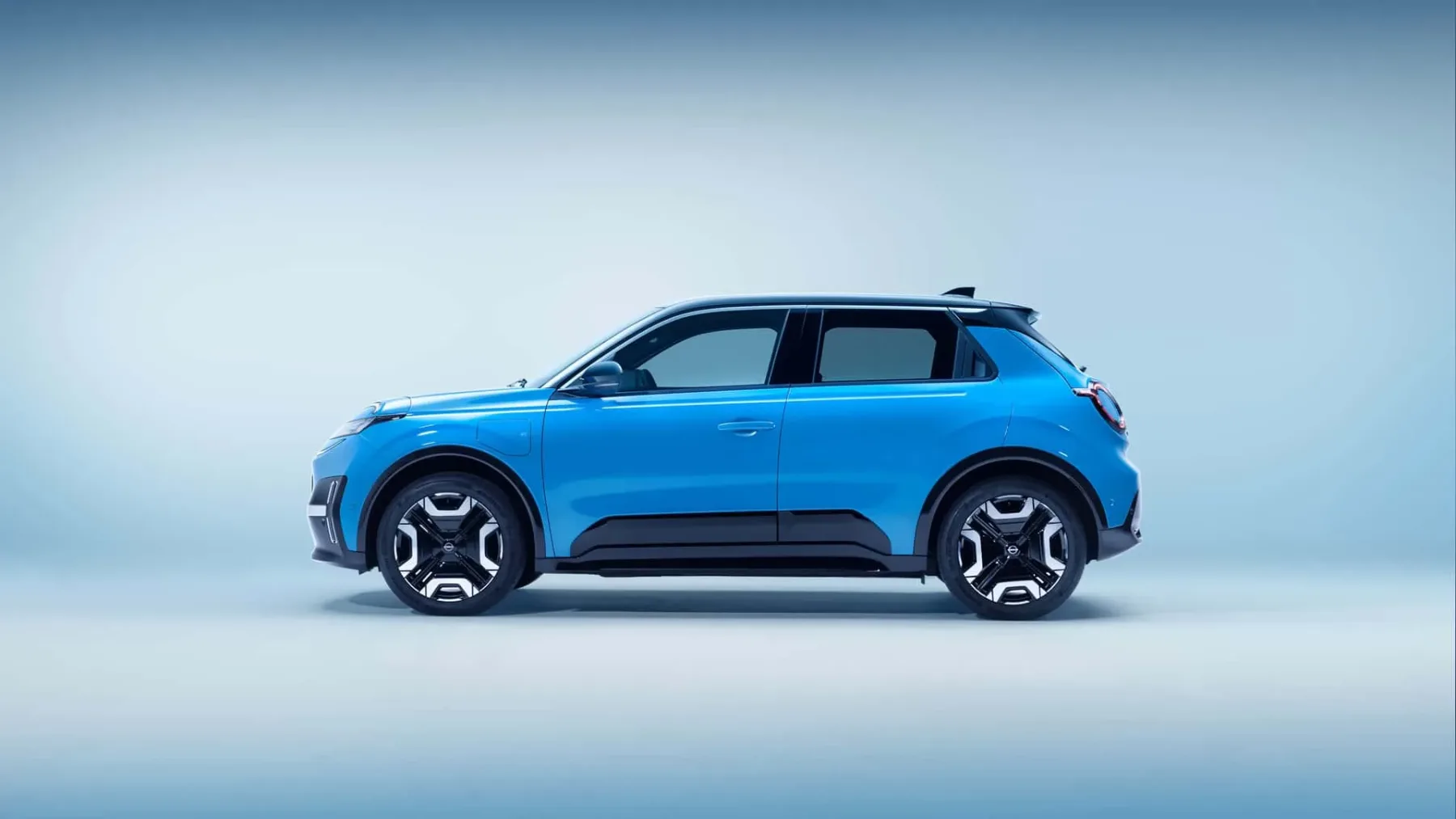 Nova Nissan Micra 2026: Električni čudež v Renault preobleki, ki misli, da je iz Tokia