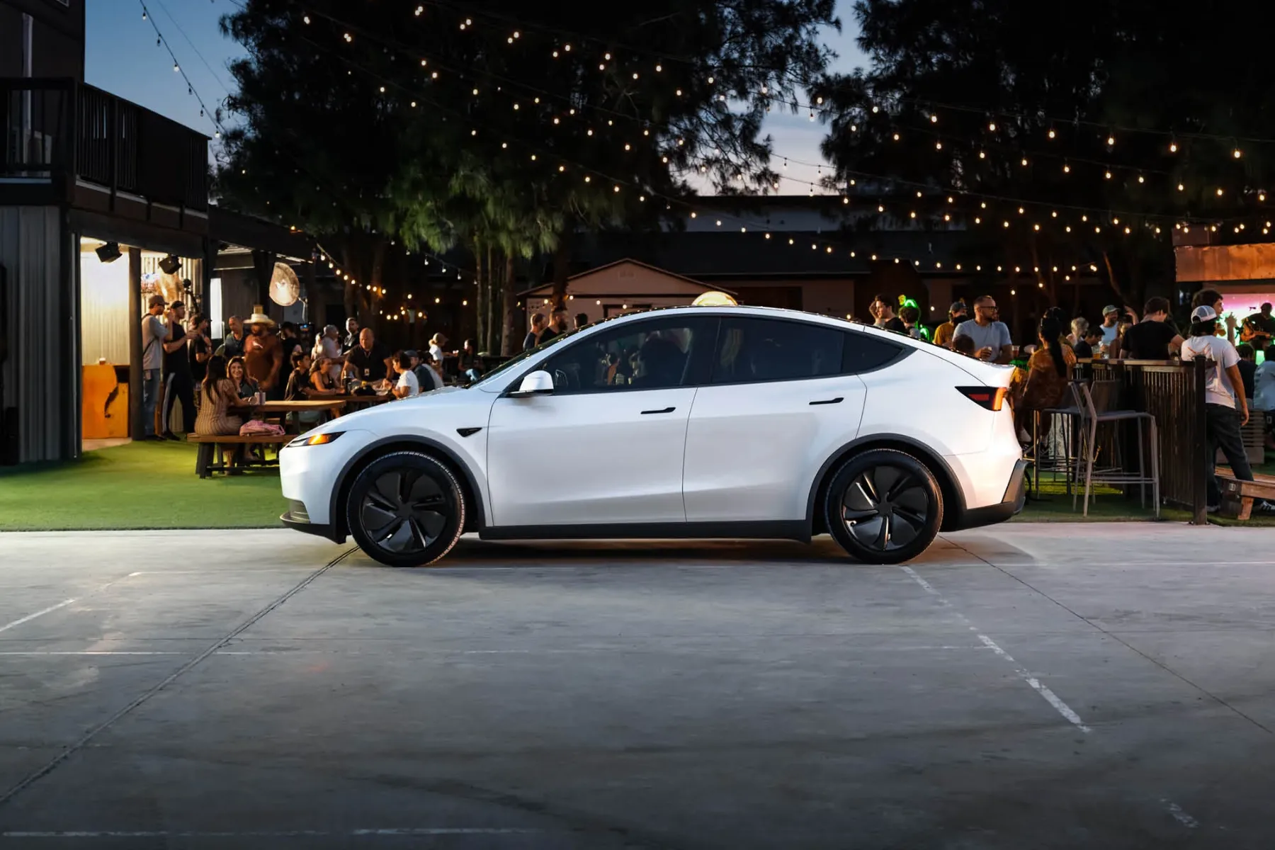 Nova Tesla Model Y Standard: Goli lepotec, ki obljublja električno cenovno demokracijo