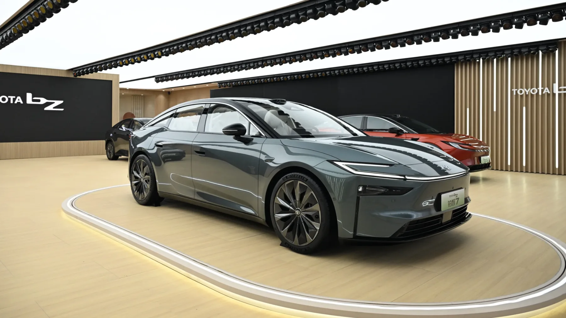 Nova Toyota bZ7: Električna limuzina, ki želi prevzeti kitajski prestol