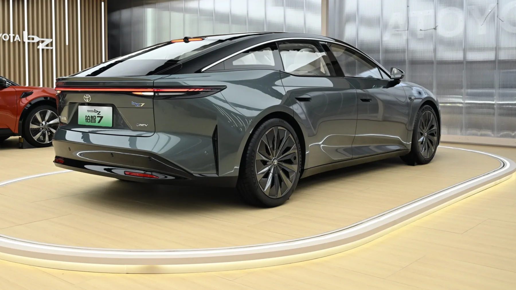 Nova Toyota bZ7: Električna limuzina, ki želi prevzeti kitajski prestol