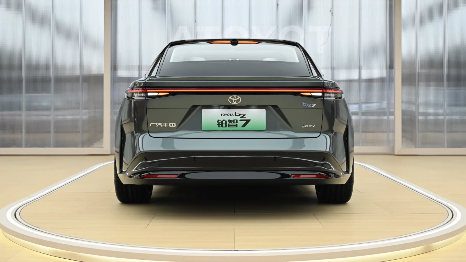 Nova Toyota bZ7: Električna limuzina, ki želi prevzeti kitajski prestol