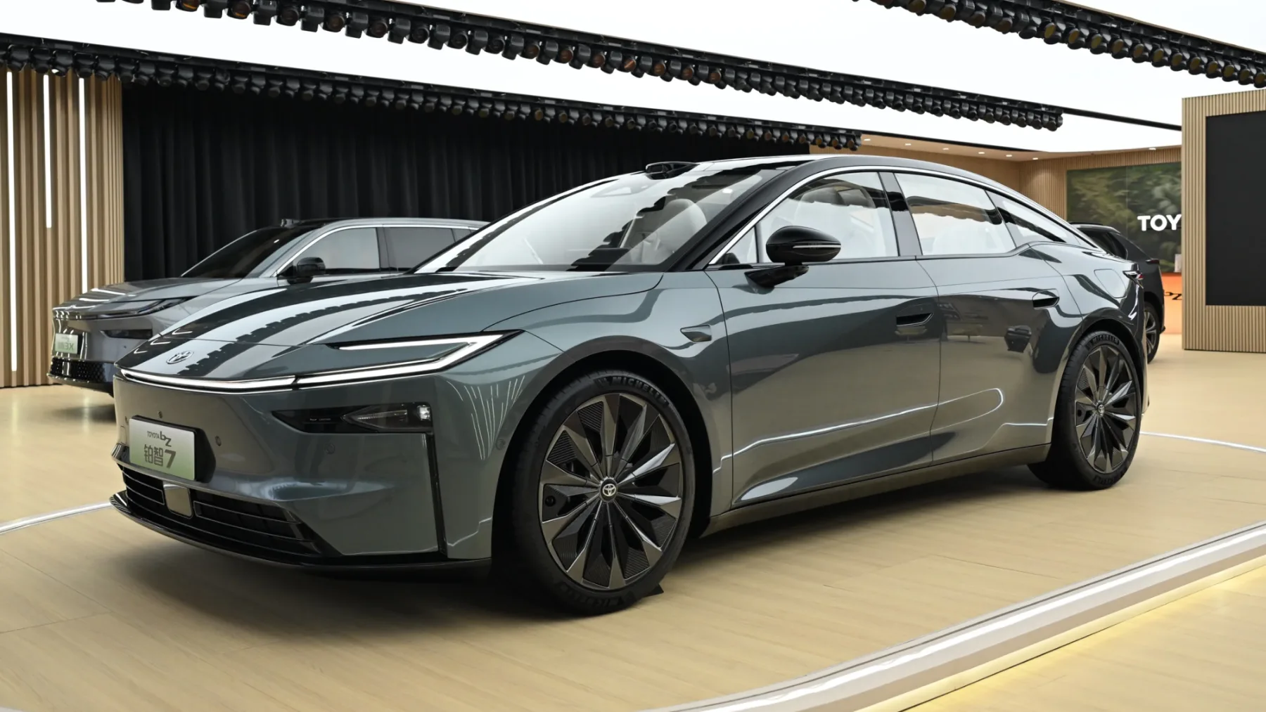 Nova Toyota bZ7: Električna limuzina, ki želi prevzeti kitajski prestol