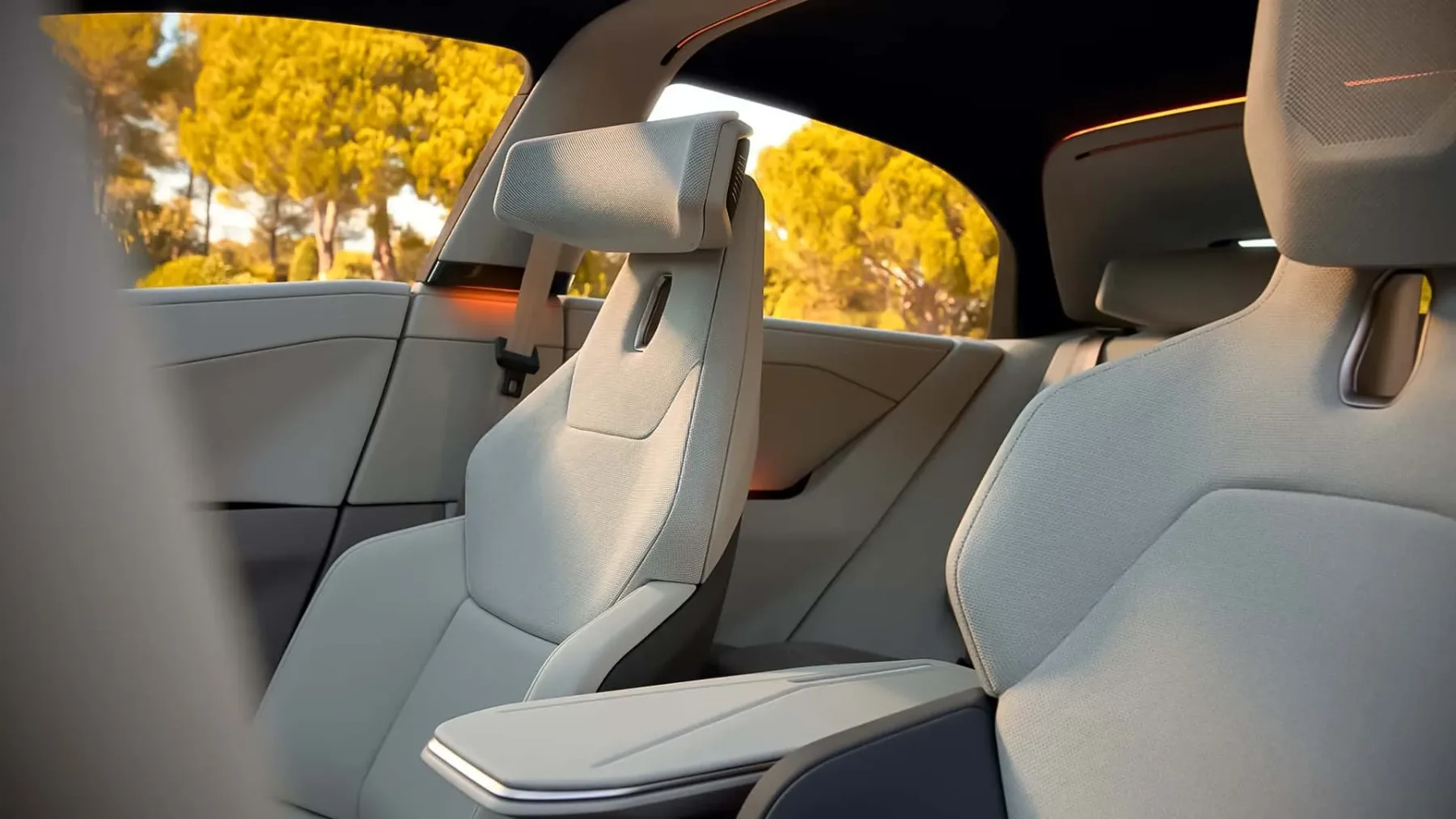 Nova Toyota Corolla Concept: Ko se kraljica razreda končno zresni (in potem malo ponori)