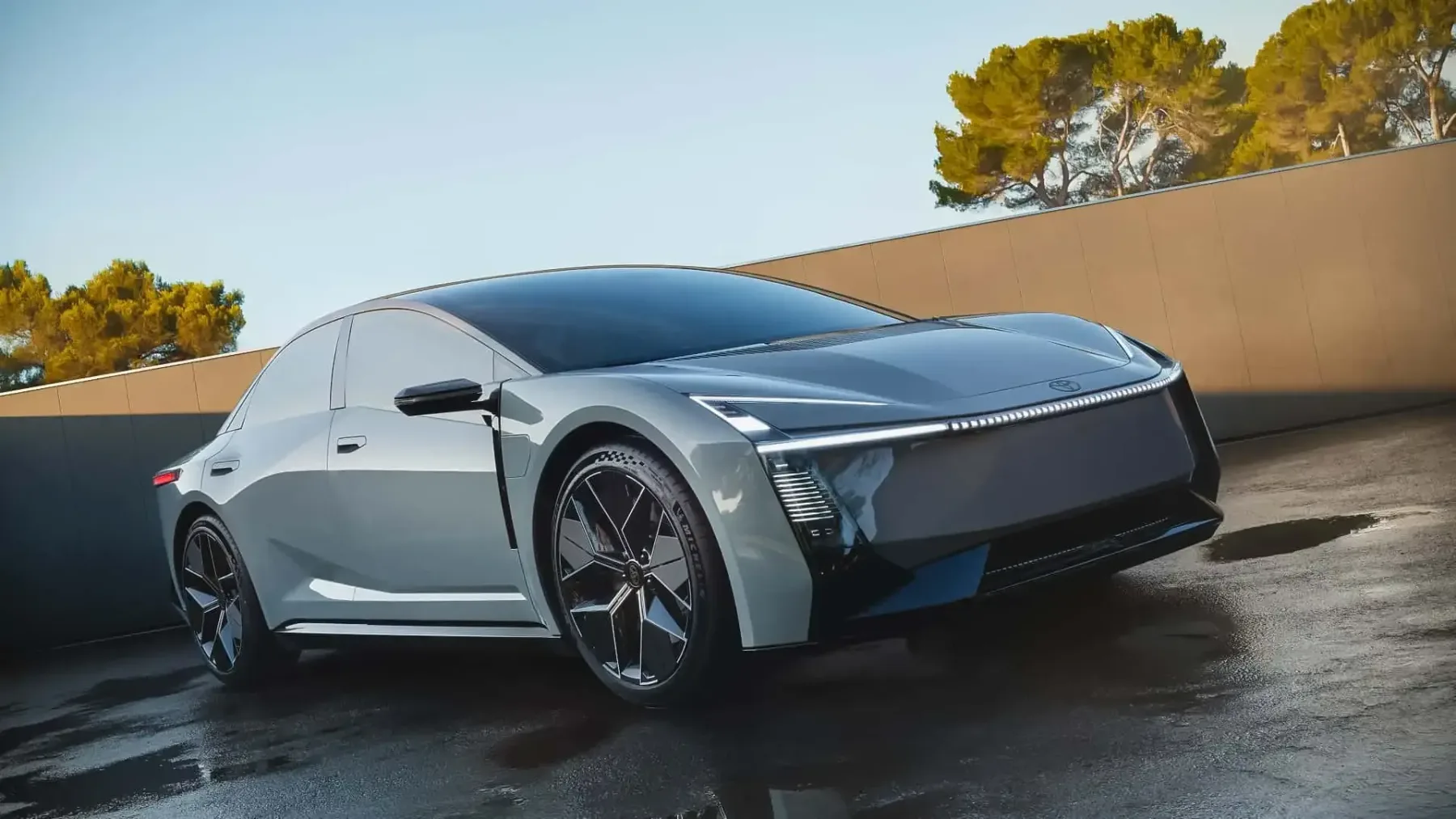 Nova Toyota Corolla Concept: Ko se kraljica razreda končno zresni (in potem malo ponori)