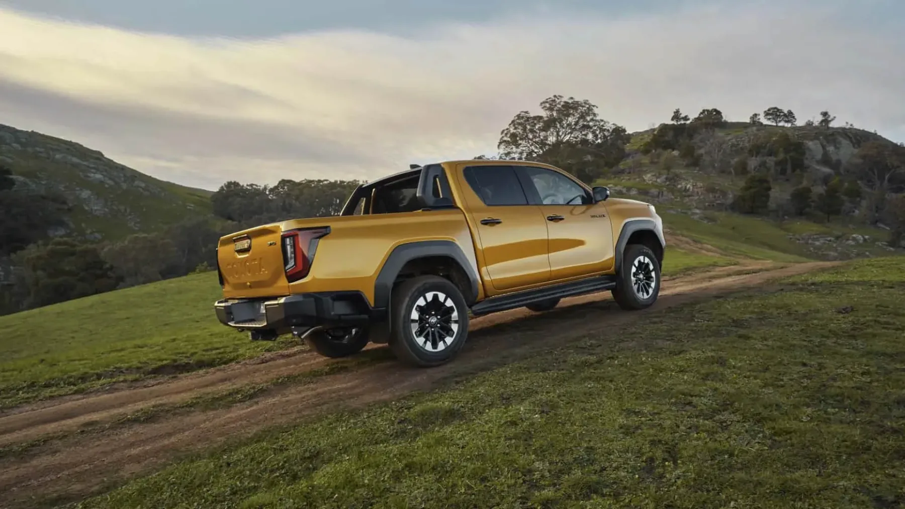 Nova Toyota Hilux 2026: elektrika – ampak dizel in bencin še vedno kraljujeta
